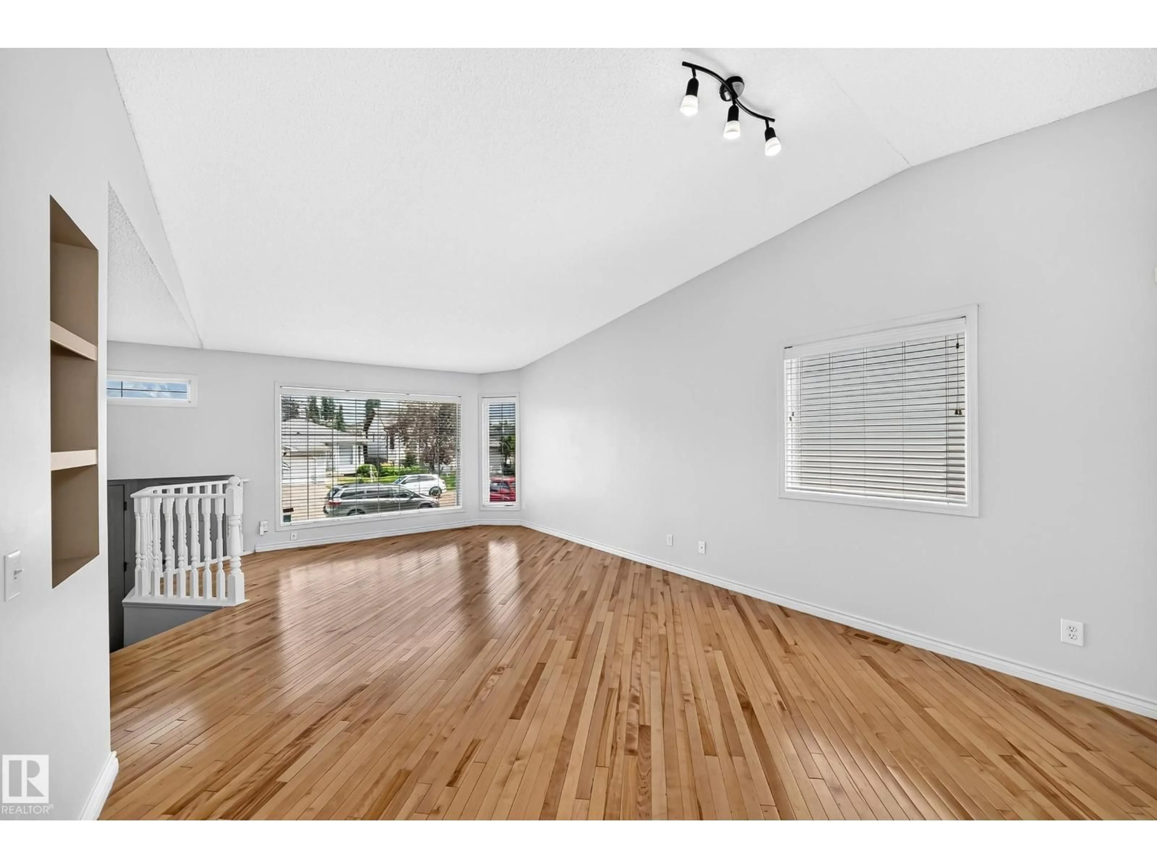 Indoor foyer for 13124 36 ST, Edmonton Alberta T5A5C7