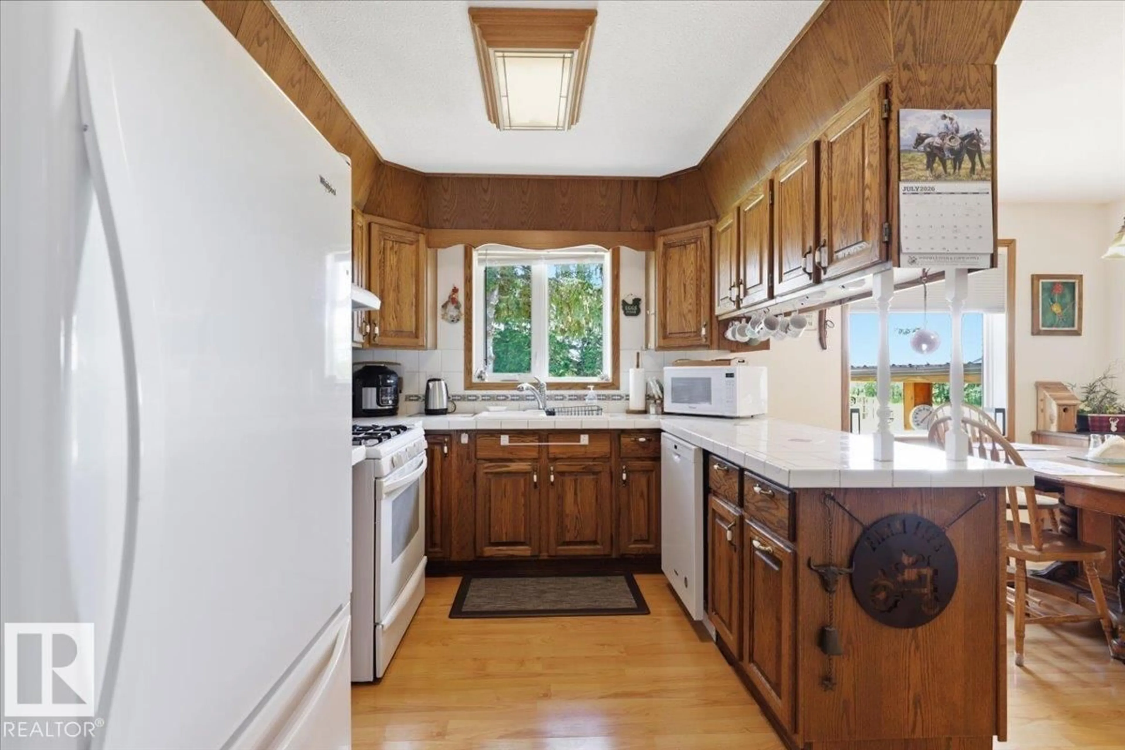 Standard kitchen, unknown for 32052 TWP RD 452, Rural Ponoka County Alberta T0C0M0