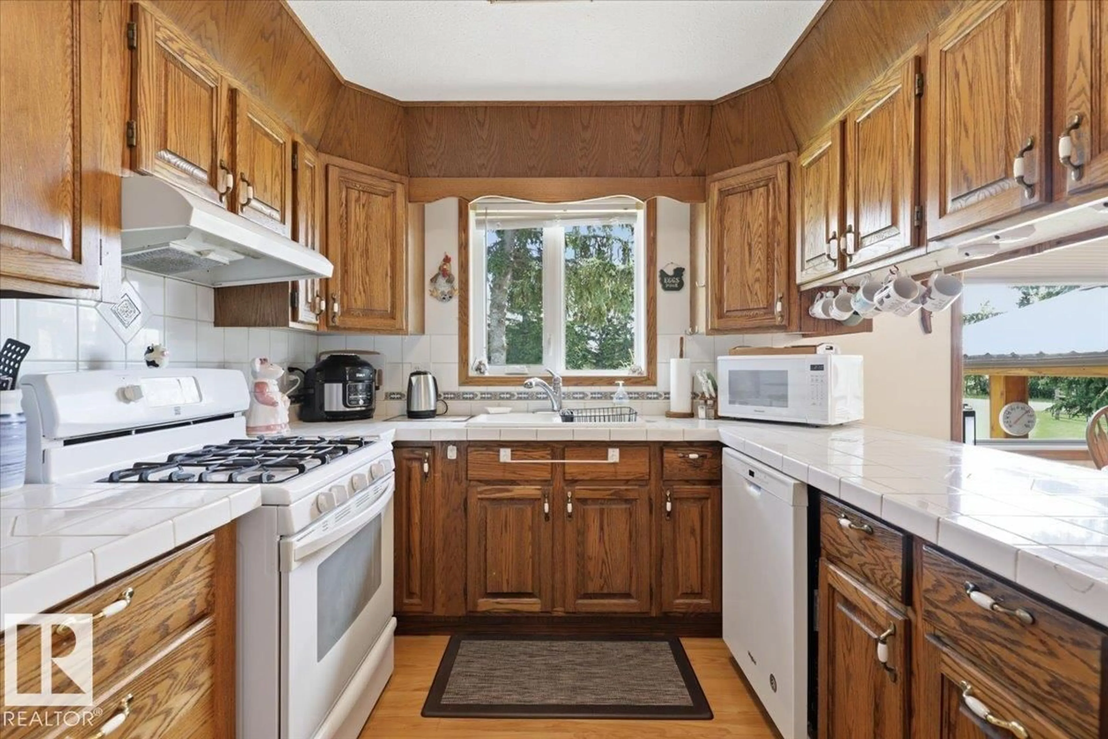 Standard kitchen, unknown for 32052 TWP RD 452, Rural Ponoka County Alberta T0C0M0