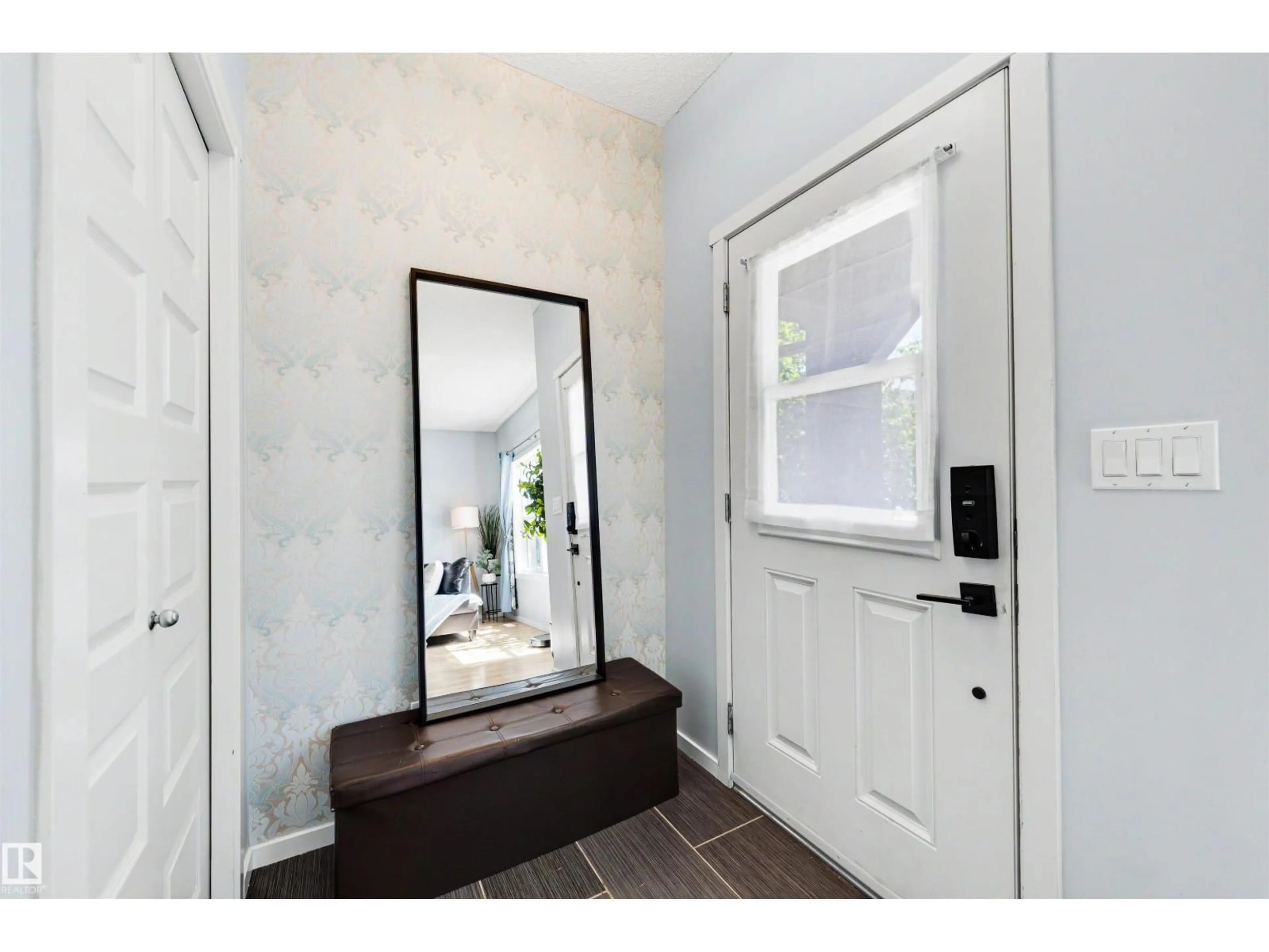 Indoor entryway for 1522 CHAPMAN WY, Edmonton Alberta T6W0Y9