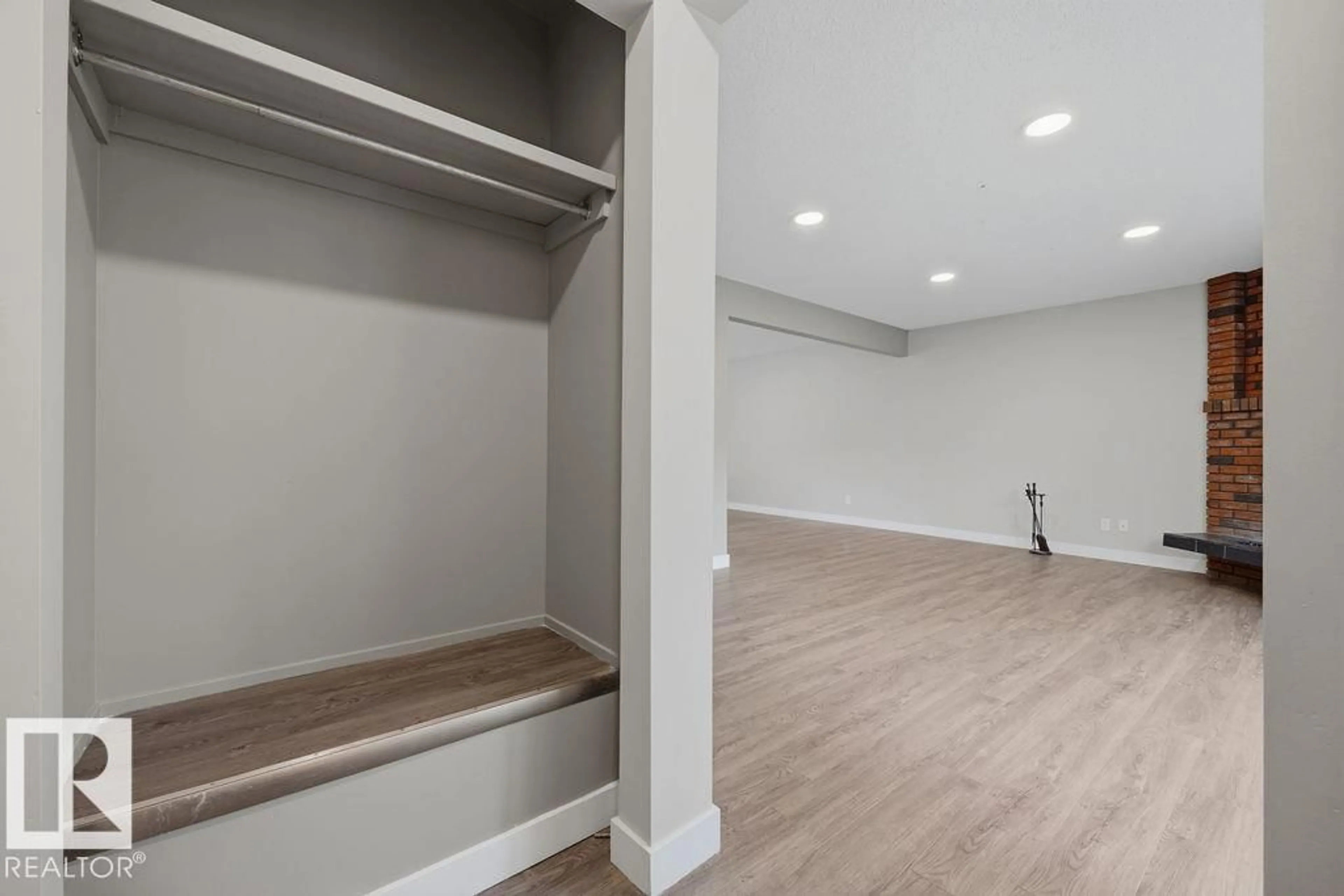 A pic of a room for 1291 LAKEWOOD RD, Edmonton Alberta T6K3L1