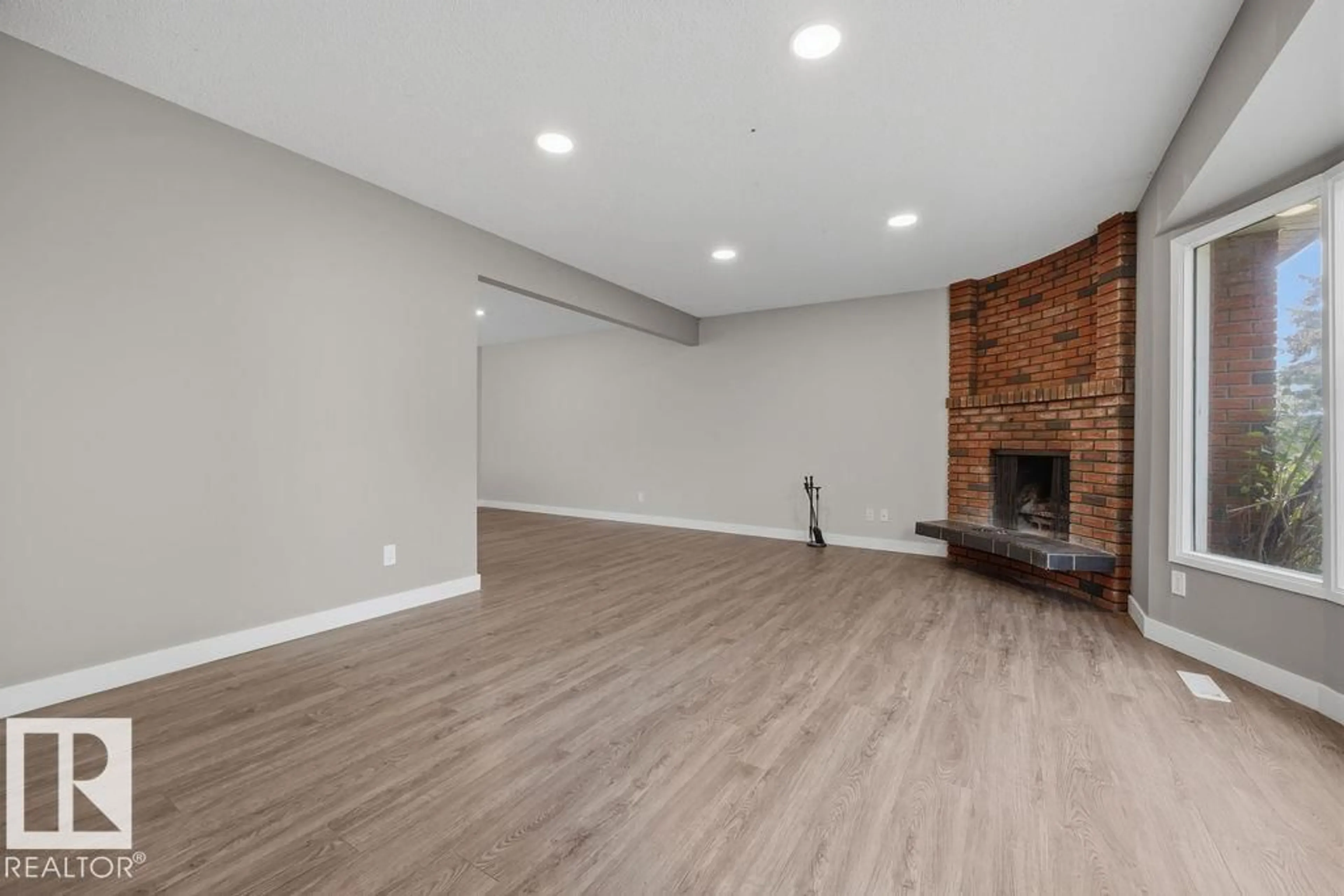 A pic of a room for 1291 LAKEWOOD RD, Edmonton Alberta T6K3L1
