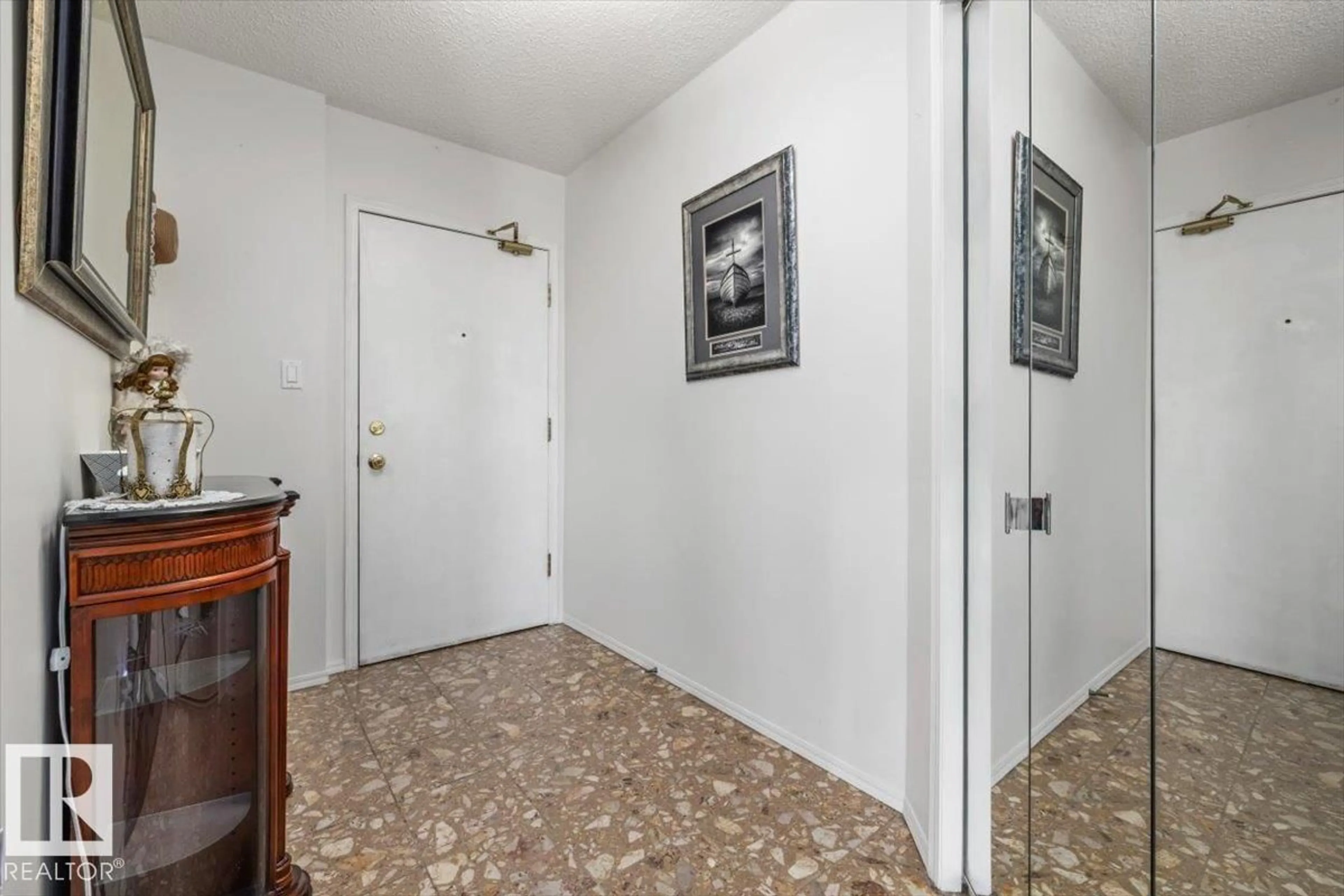 Indoor foyer for 15499 - 427 CASTLE DOWNS RD, Edmonton Alberta T5X5Y3