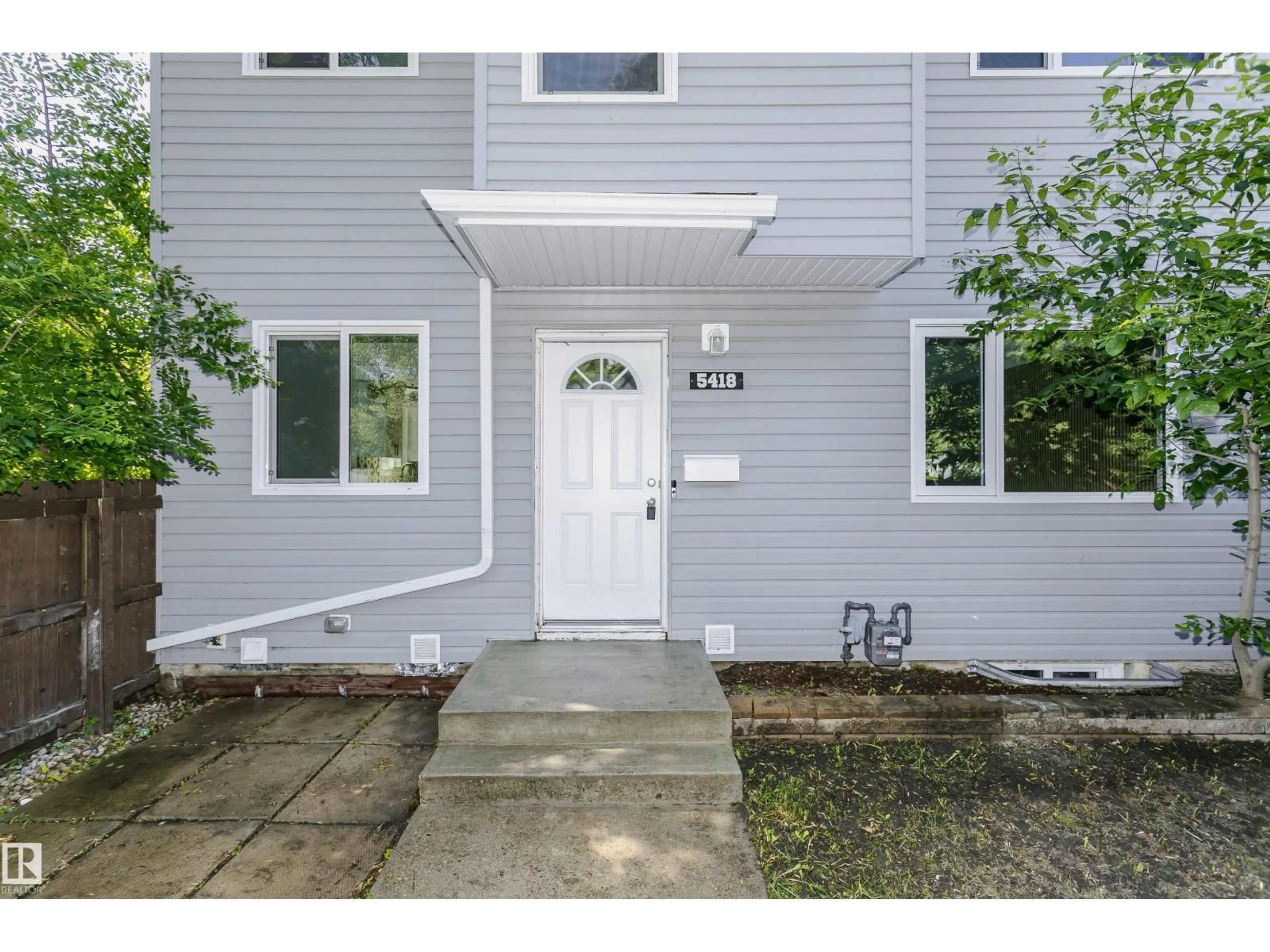 Indoor entryway for 5418 144B AV, Edmonton Alberta T6A3N3
