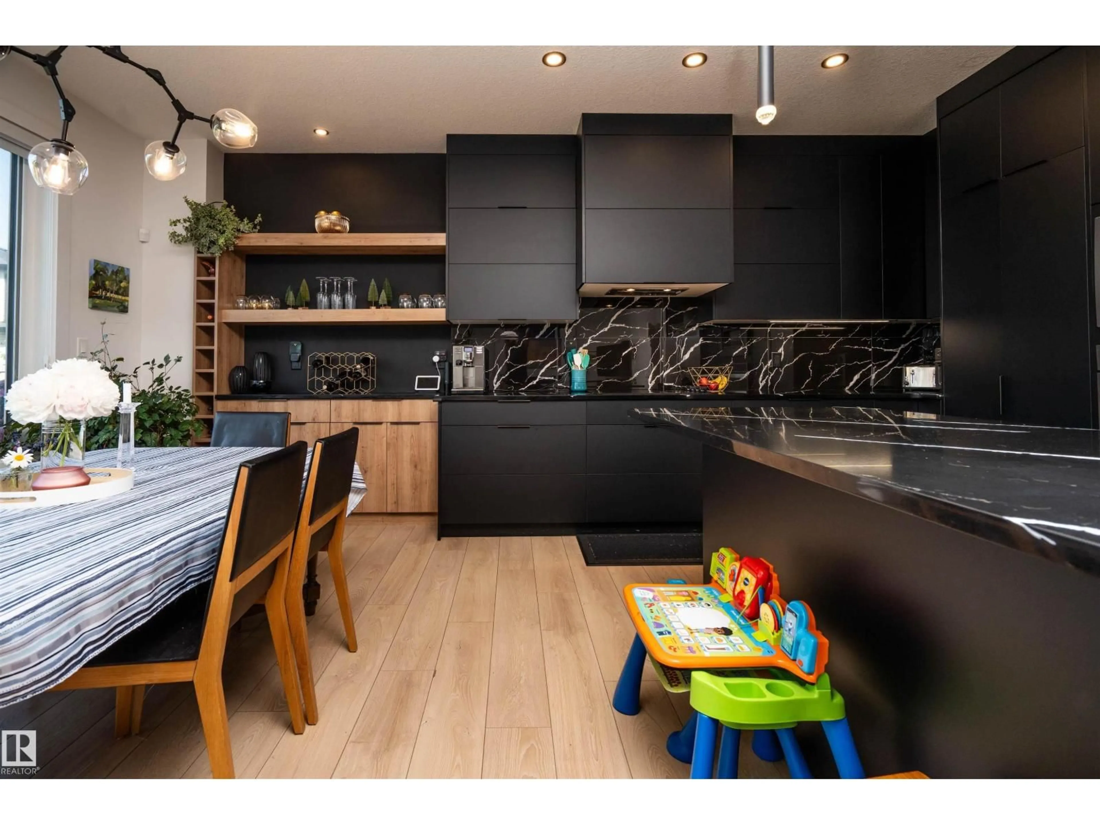 Contemporary kitchen, wood/laminate floor for SW - 4714 CHARLES BAY BA, Edmonton Alberta T6W3H1