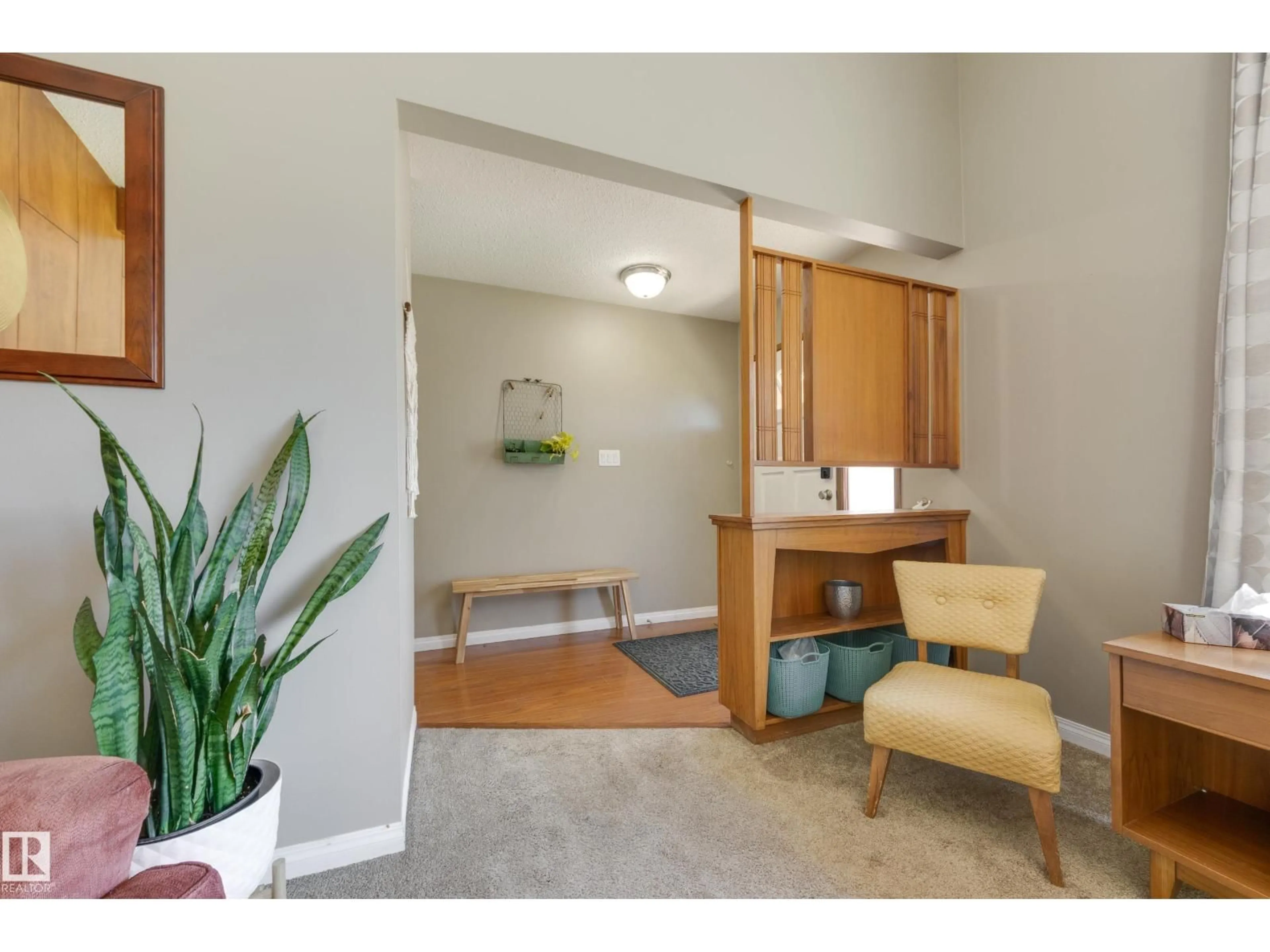 Indoor entryway for 10527 32 AV, Edmonton Alberta T6J2Y5