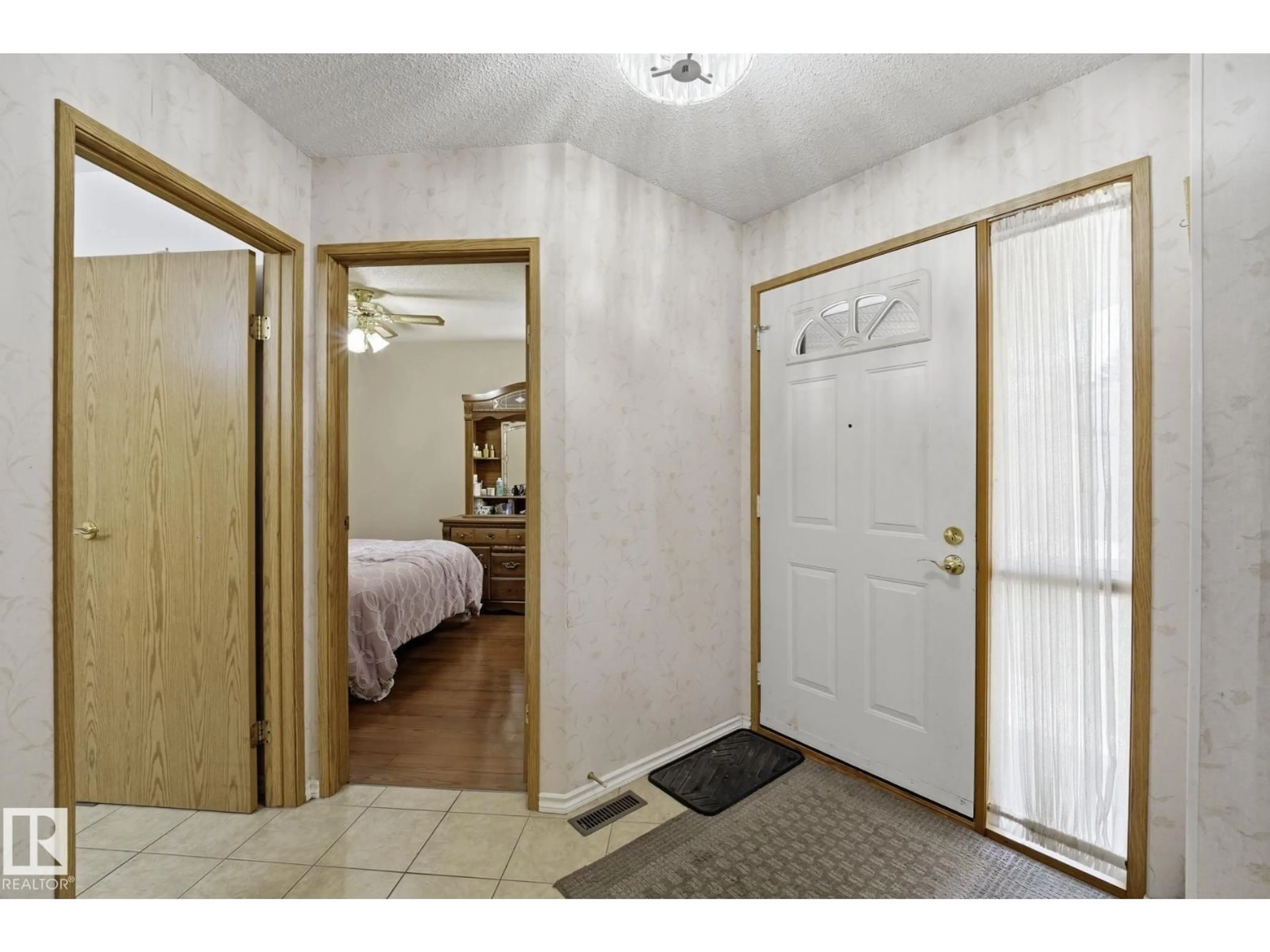 Indoor entryway for NW - 10840 25 AV, Edmonton Alberta T5J6N5