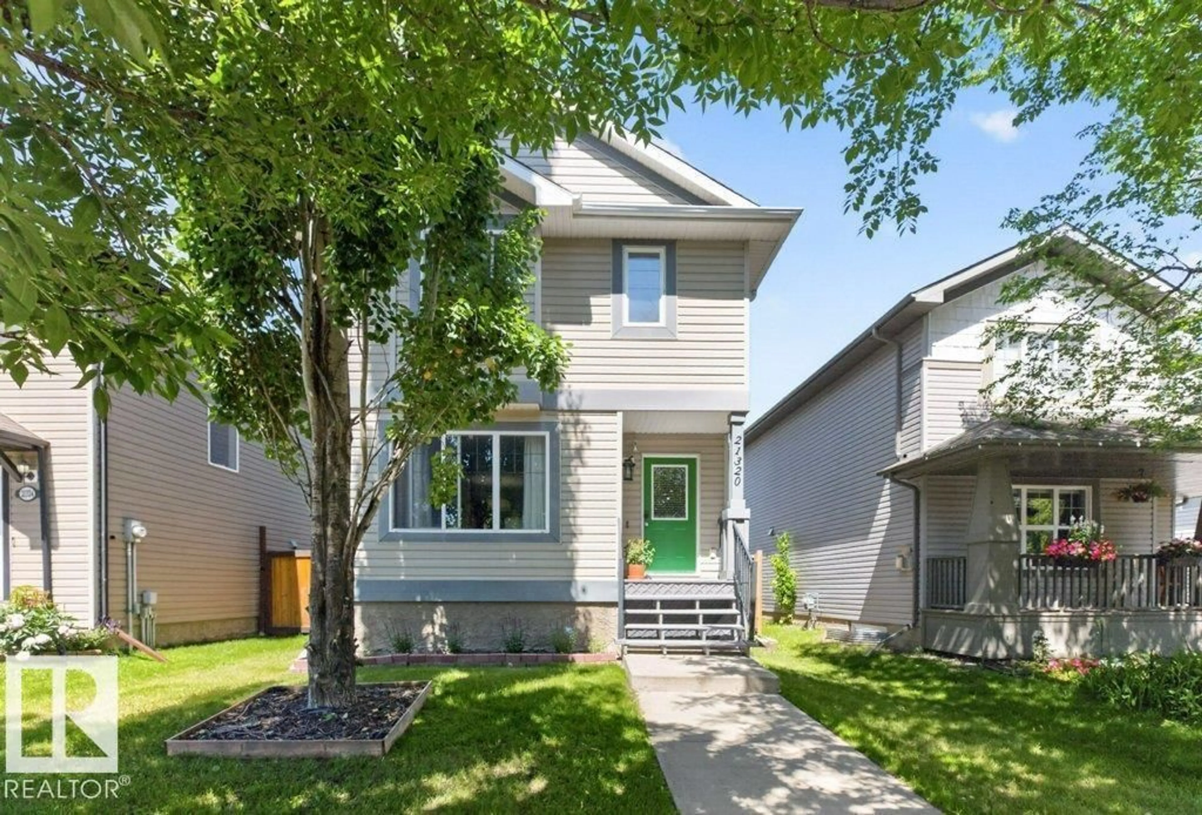 Home with vinyl exterior material, street for 21320 90 AV, Edmonton Alberta T5T6Y8
