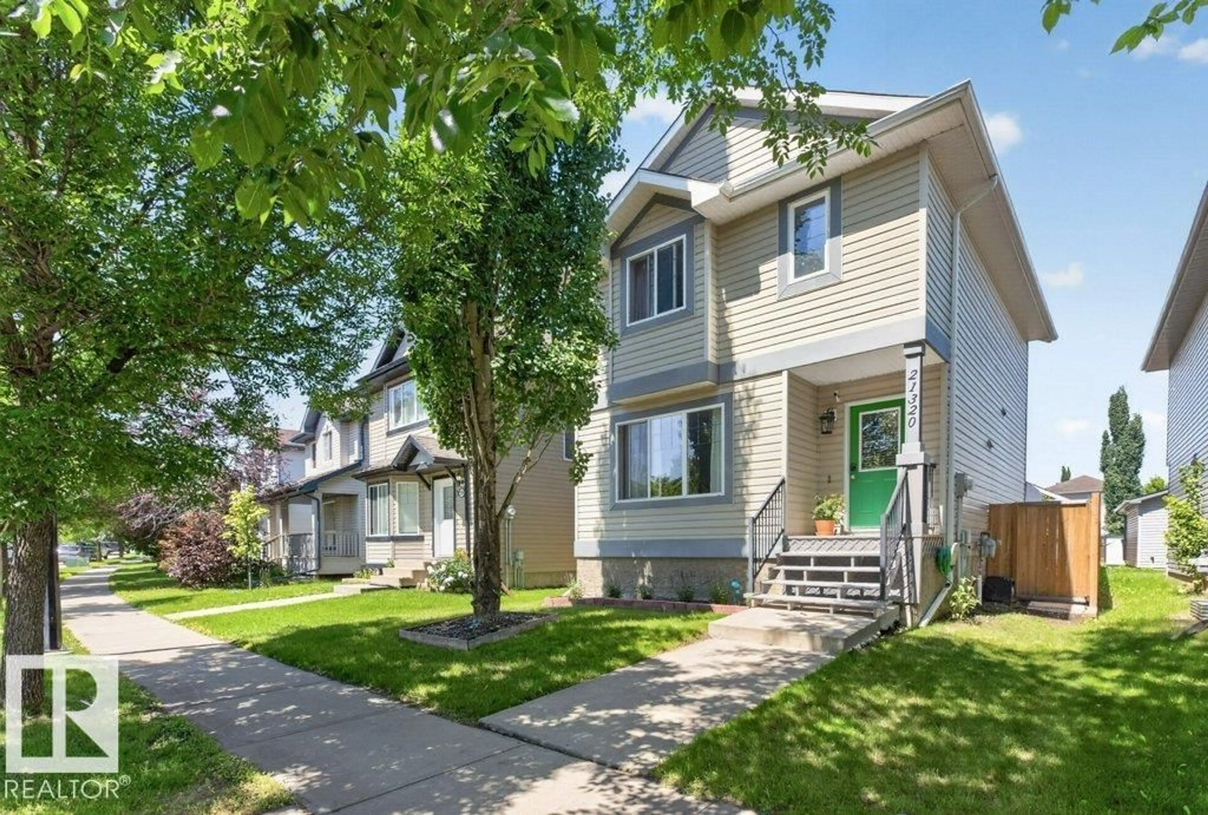 Home with vinyl exterior material, street for 21320 90 AV, Edmonton Alberta T5T6Y8