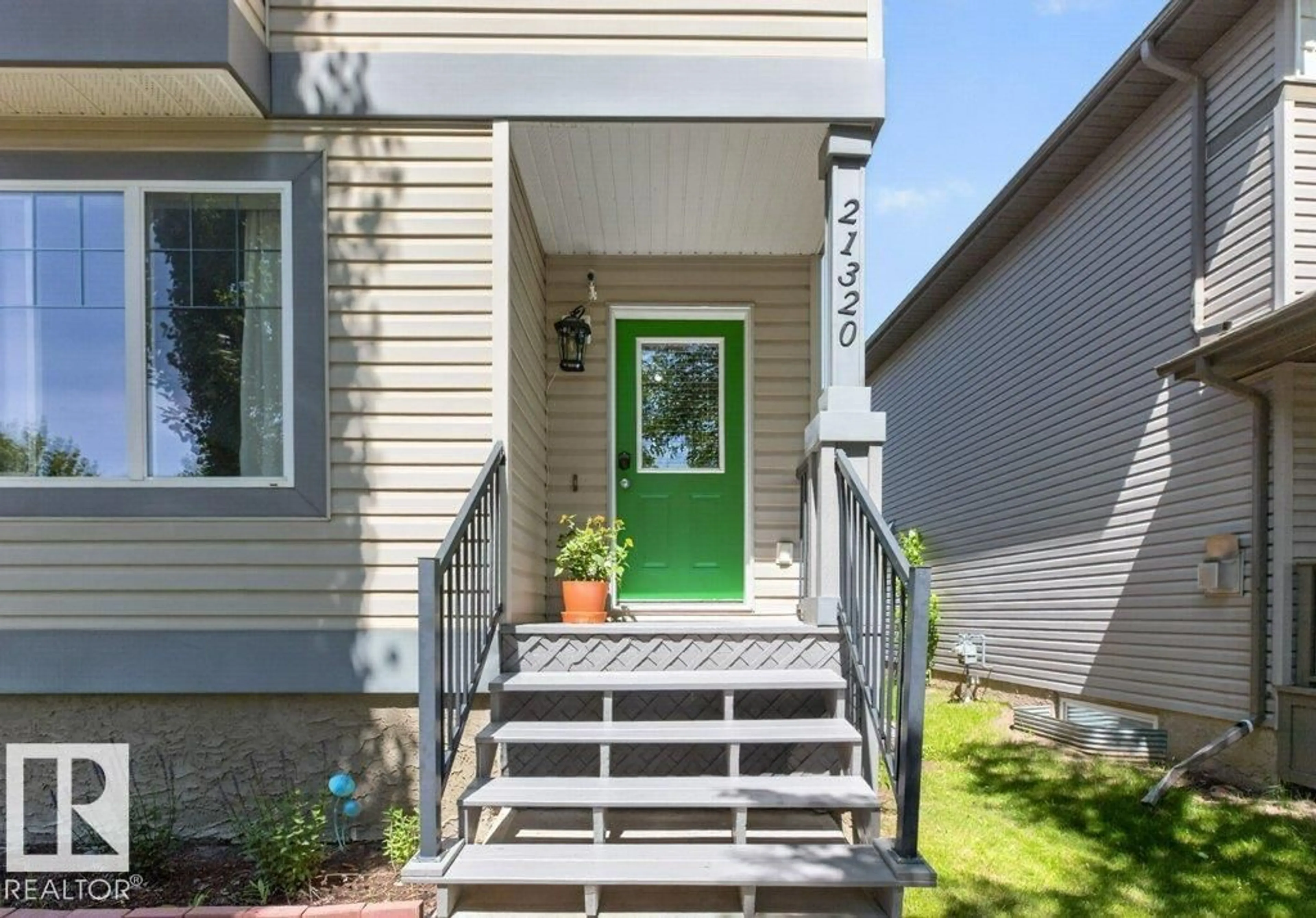 Home with vinyl exterior material, street for 21320 90 AV, Edmonton Alberta T5T6Y8