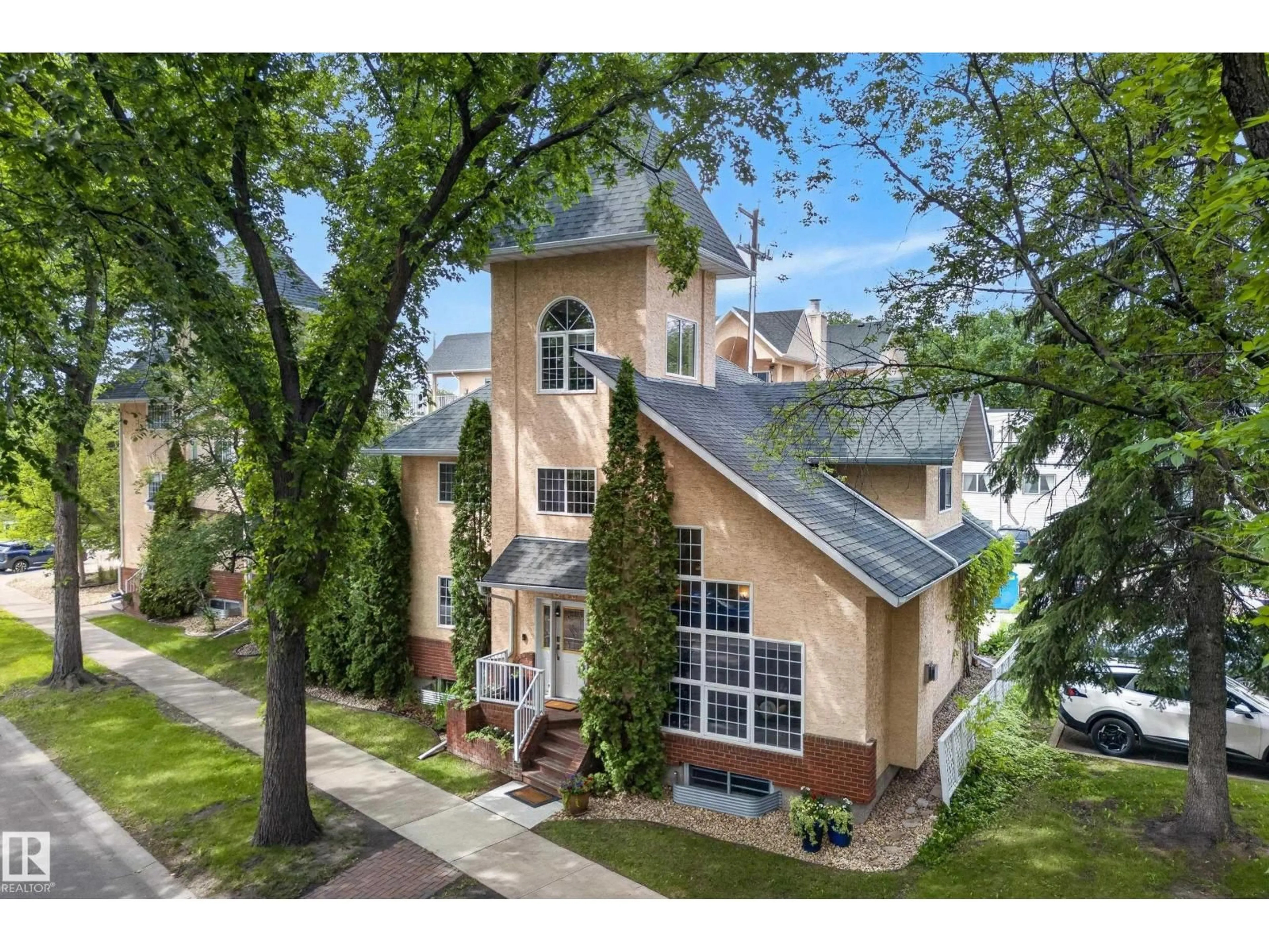 A pic from outside/outdoor area/front of a property/back of a property/a pic from drone, street for NW - 10746 UNIVERSITY AV, Edmonton Alberta T6E4P9