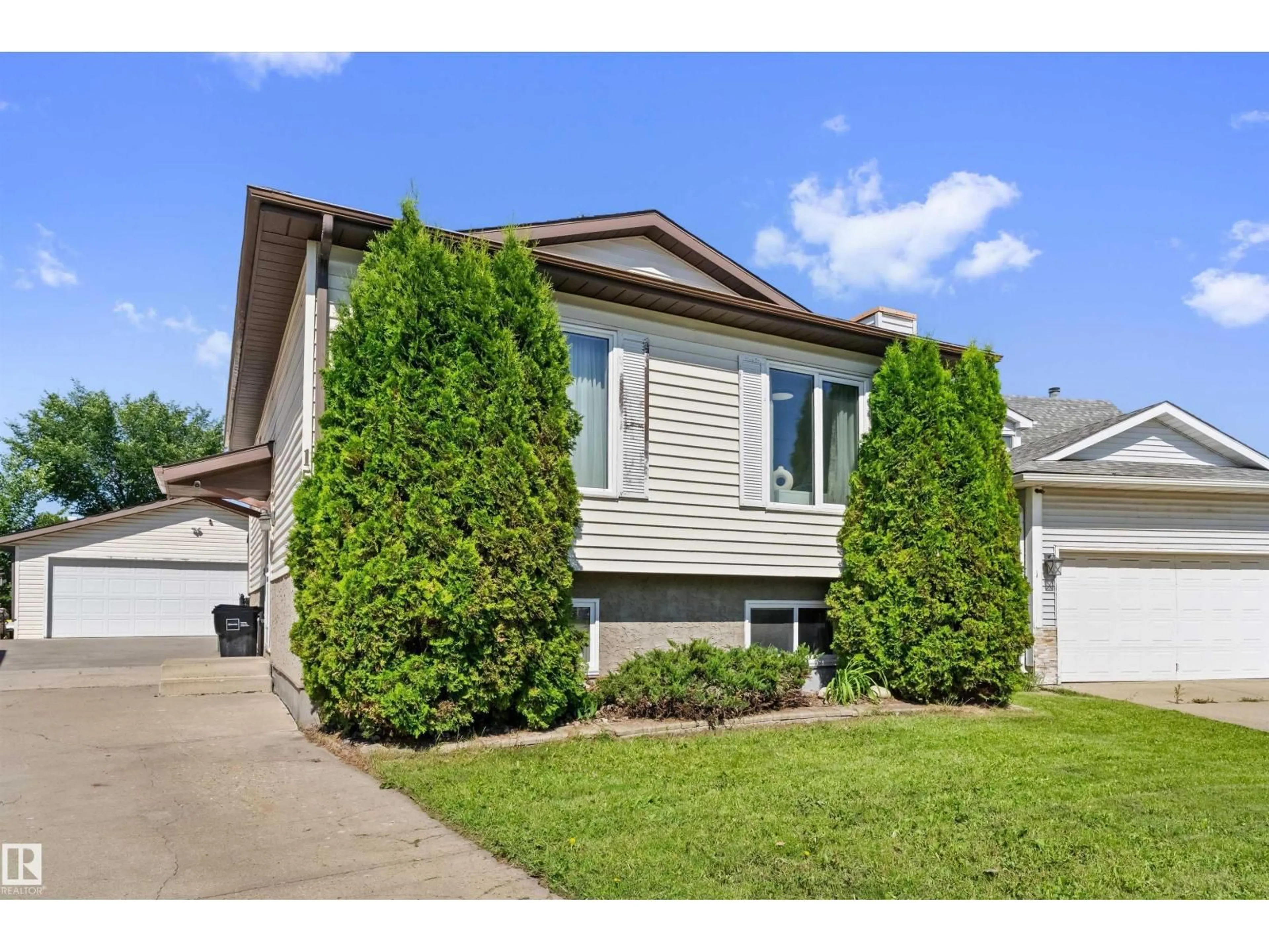 Home with vinyl exterior material, street for NW - 15252 81 ST, Edmonton Alberta T5C3M1