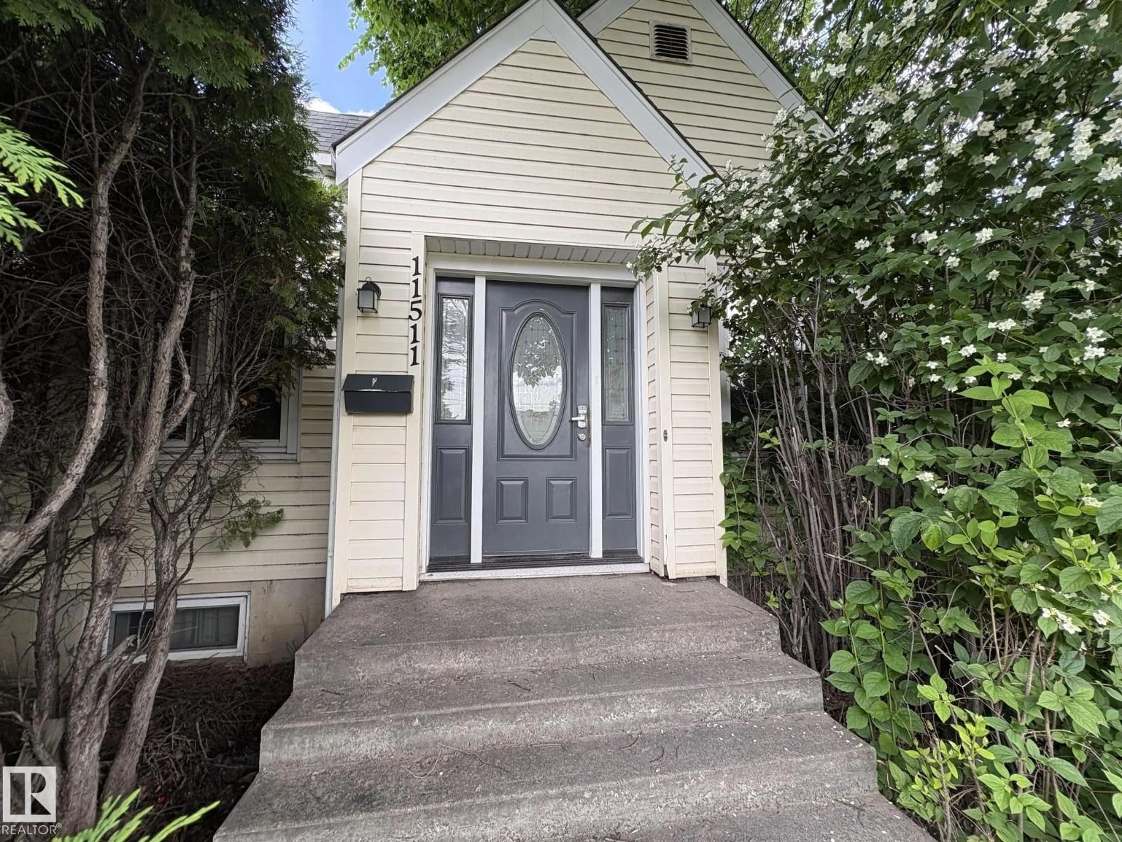 Indoor entryway for 11511 101 ST, Edmonton Alberta T5G2B2