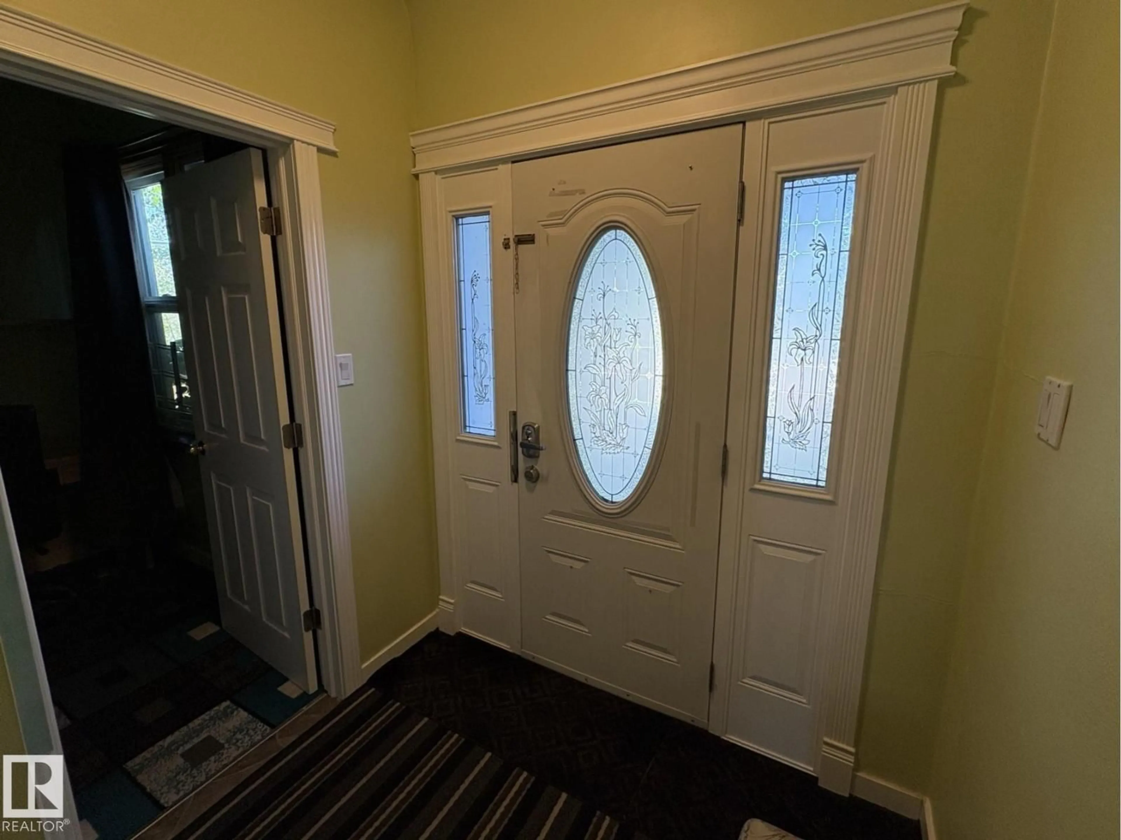 Indoor entryway for 11511 101 ST, Edmonton Alberta T5G2B2