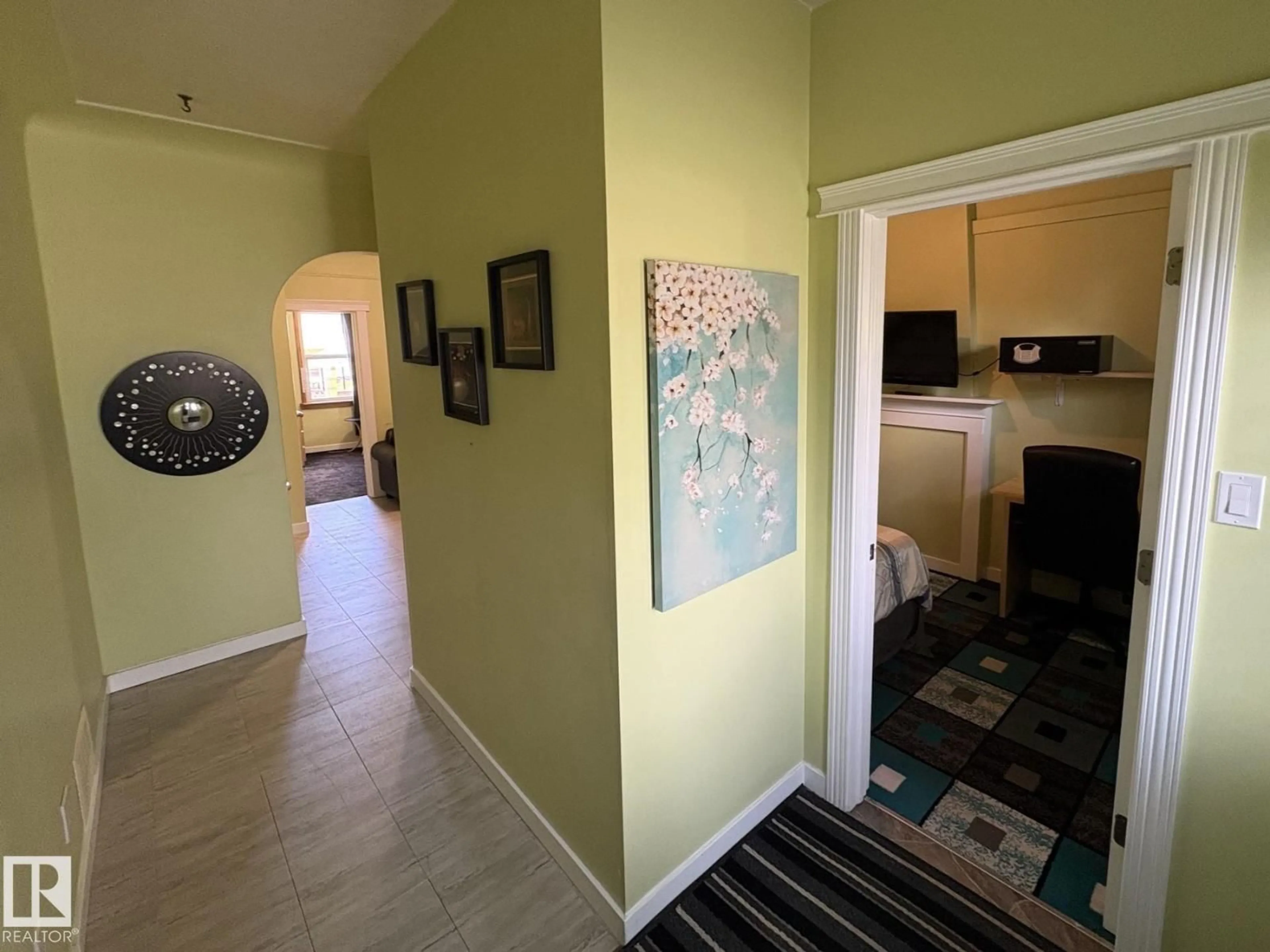 Indoor entryway for 11511 101 ST, Edmonton Alberta T5G2B2