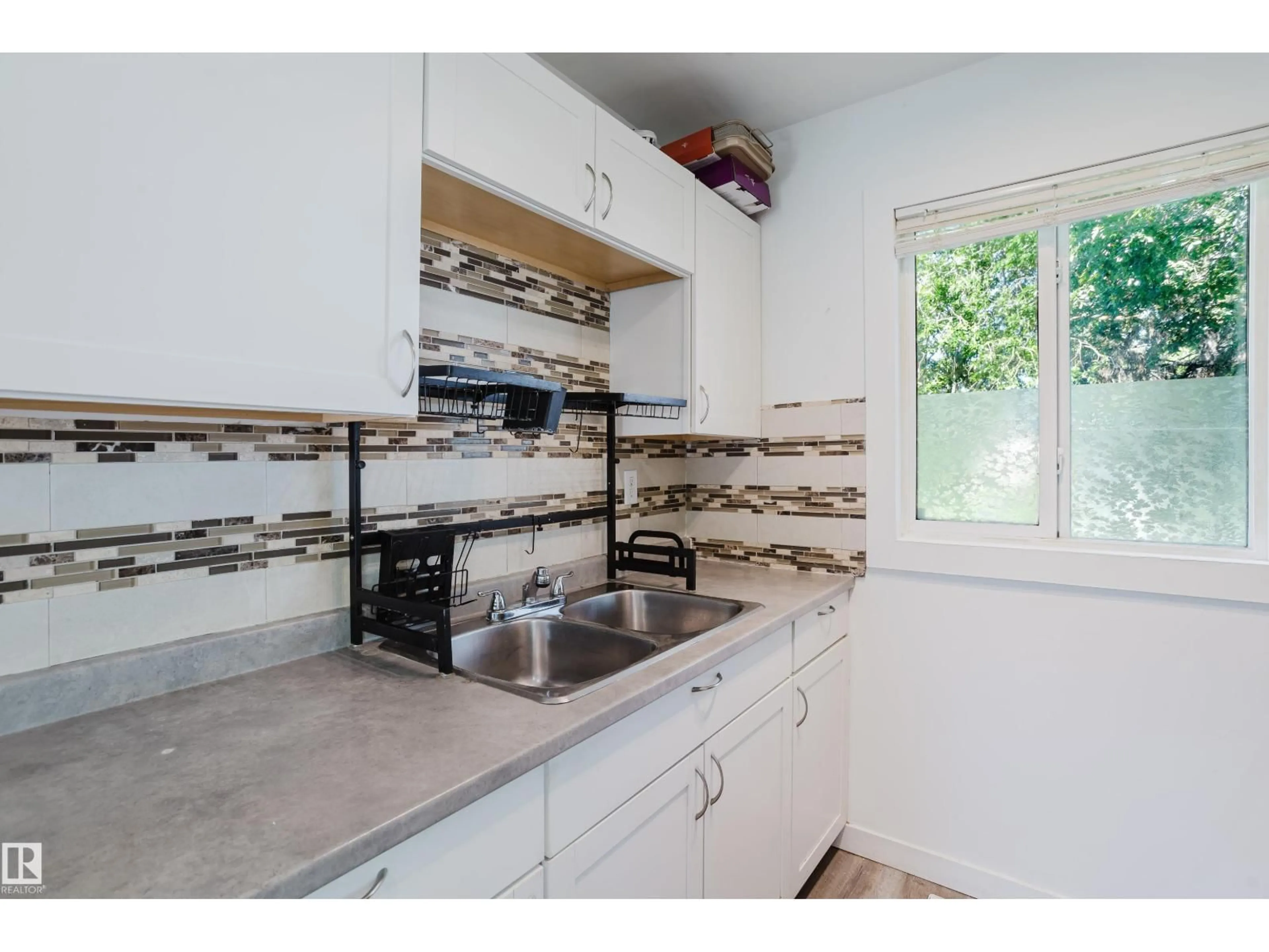 Standard kitchen, ceramic/tile floor for NW - 14610 121 ST, Edmonton Alberta T5X1T8