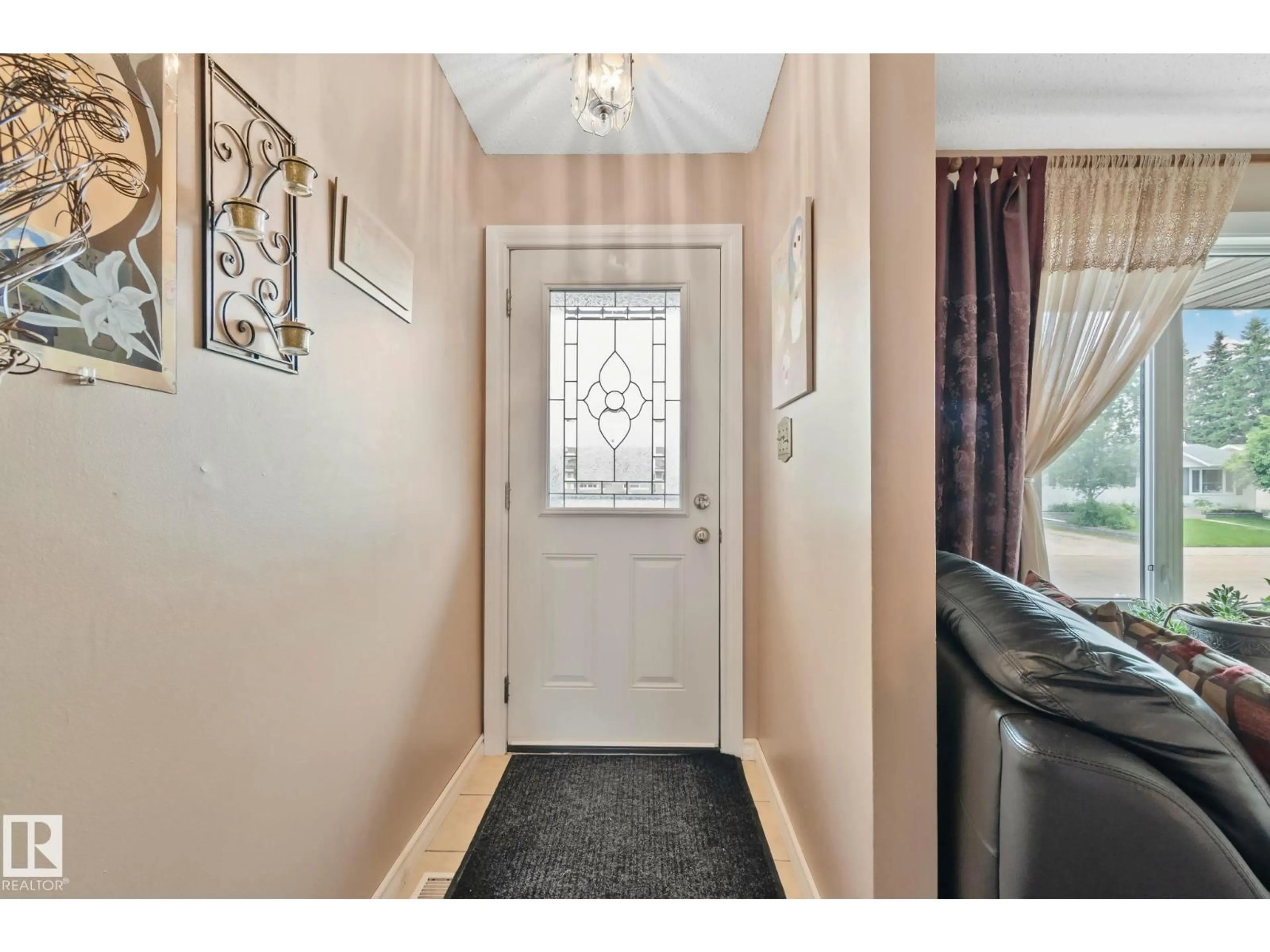 Indoor entryway for 30 GARDEN VALLEY DR, Stony Plain Alberta T7Z1H5