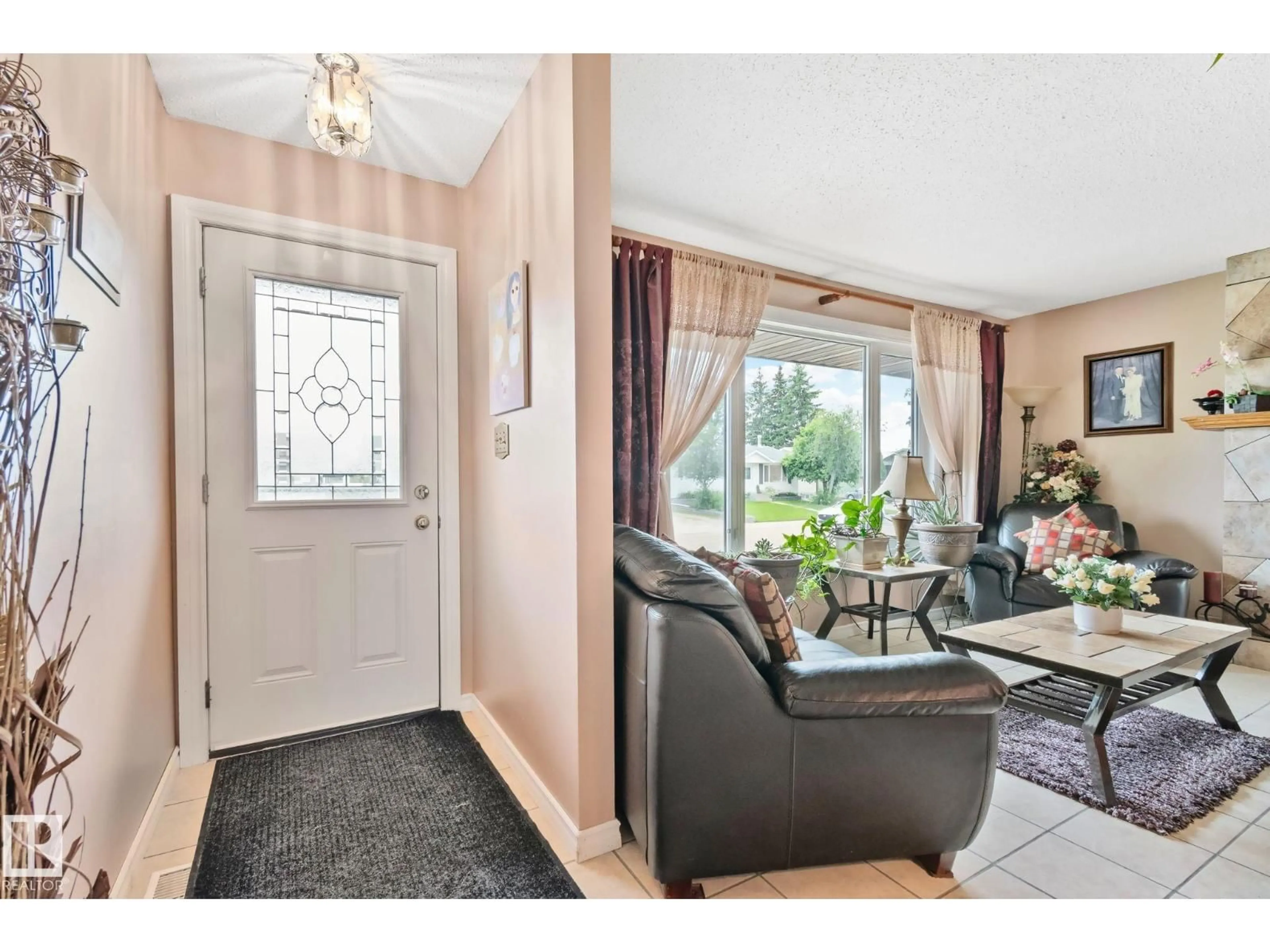 Indoor entryway for 30 GARDEN VALLEY DR, Stony Plain Alberta T7Z1H5