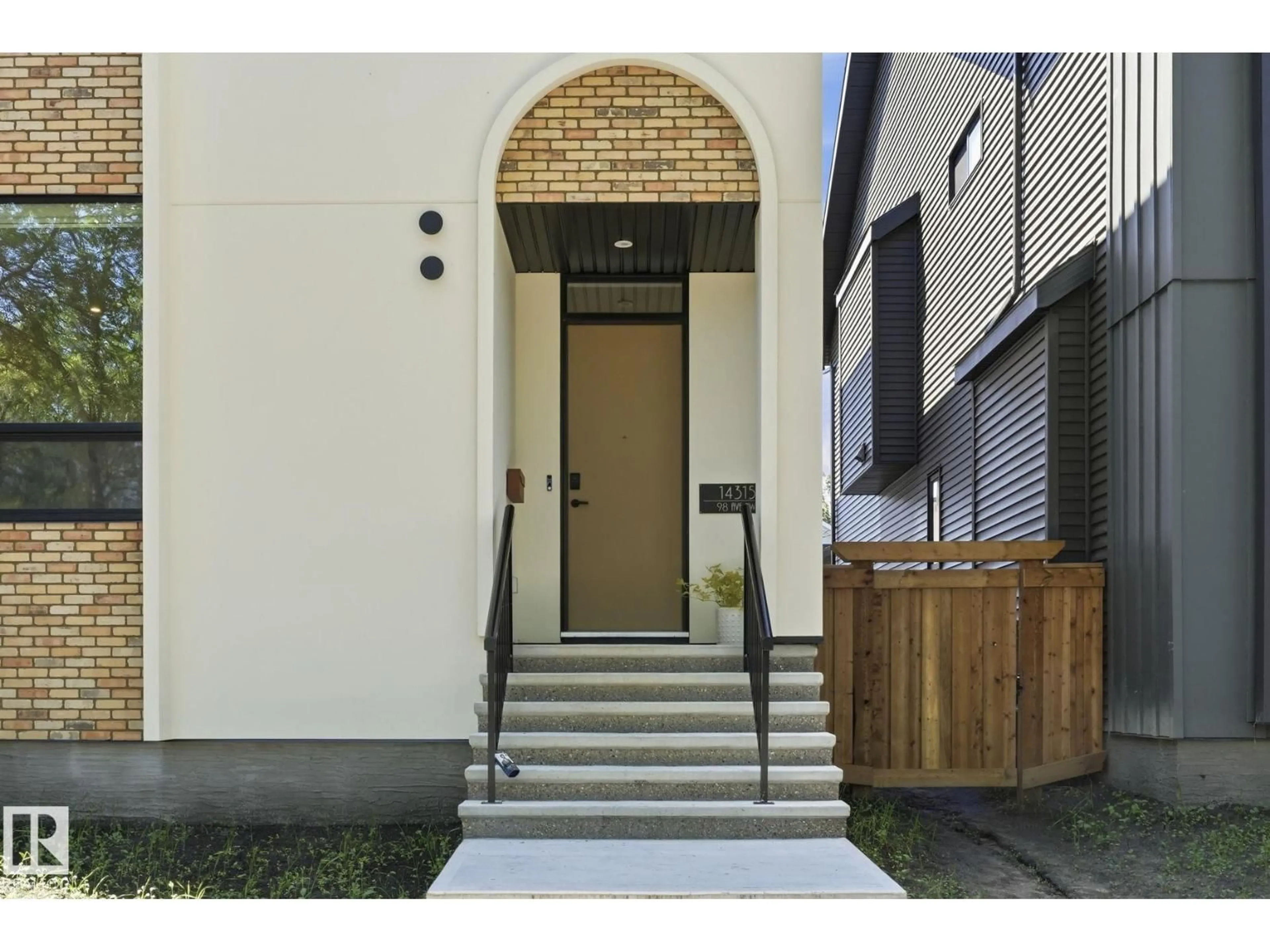 Indoor entryway for NW - 14315 98 AV, Edmonton Alberta T5N0G6