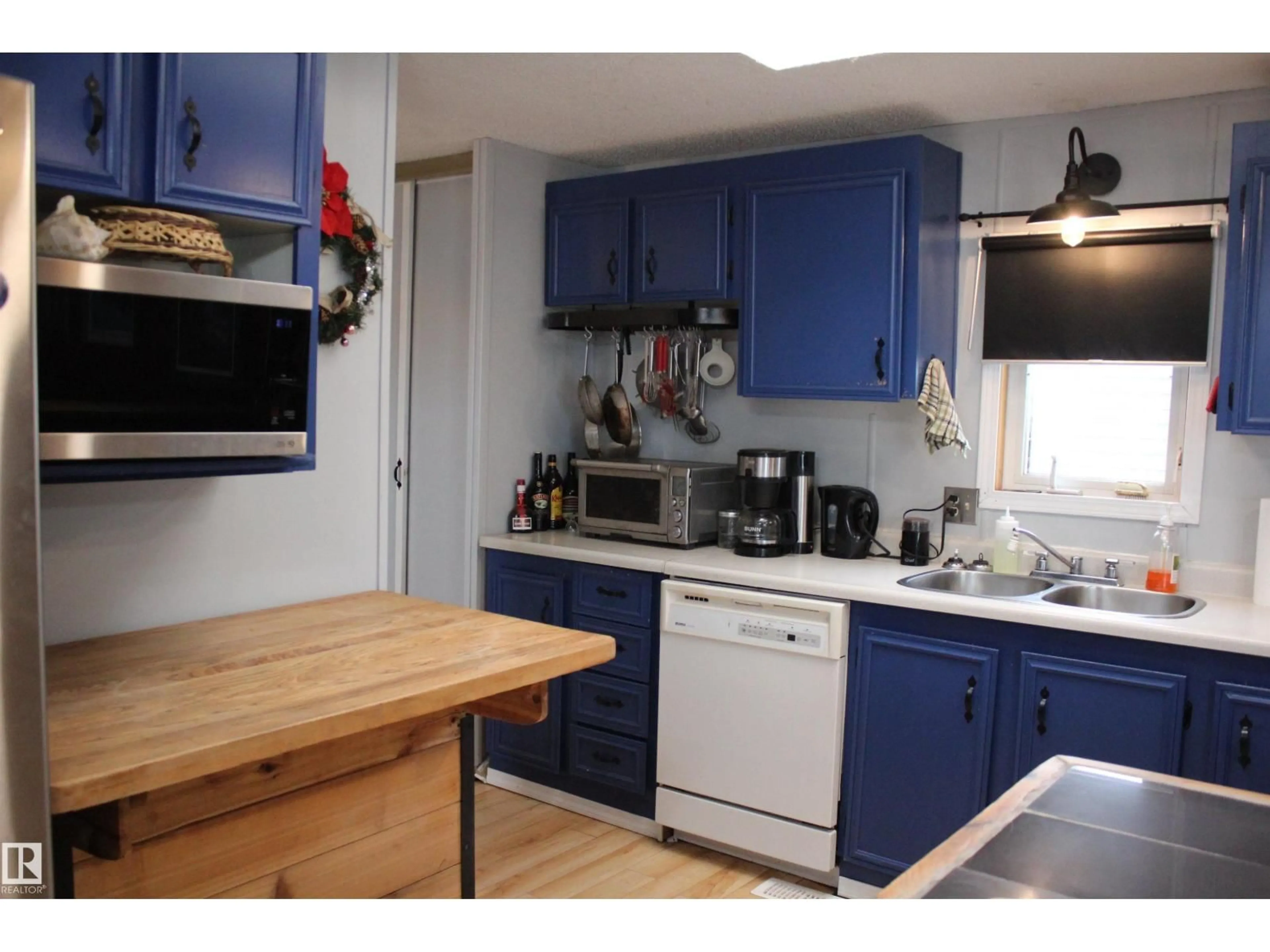 Standard kitchen, wood/laminate floor for 4839 49 AV, Chipman Alberta T0B0W0