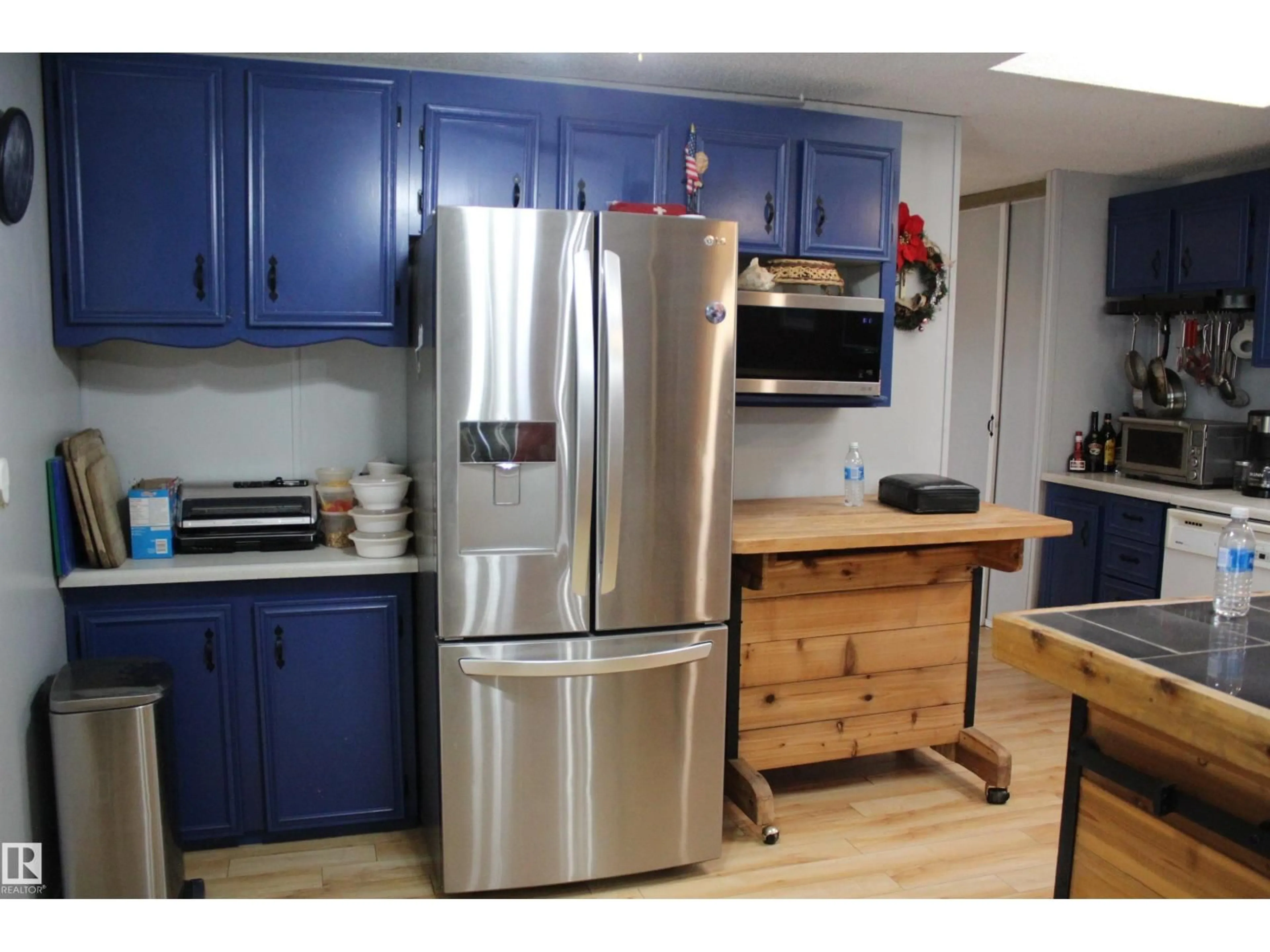 Standard kitchen, wood/laminate floor for 4839 49 AV, Chipman Alberta T0B0W0