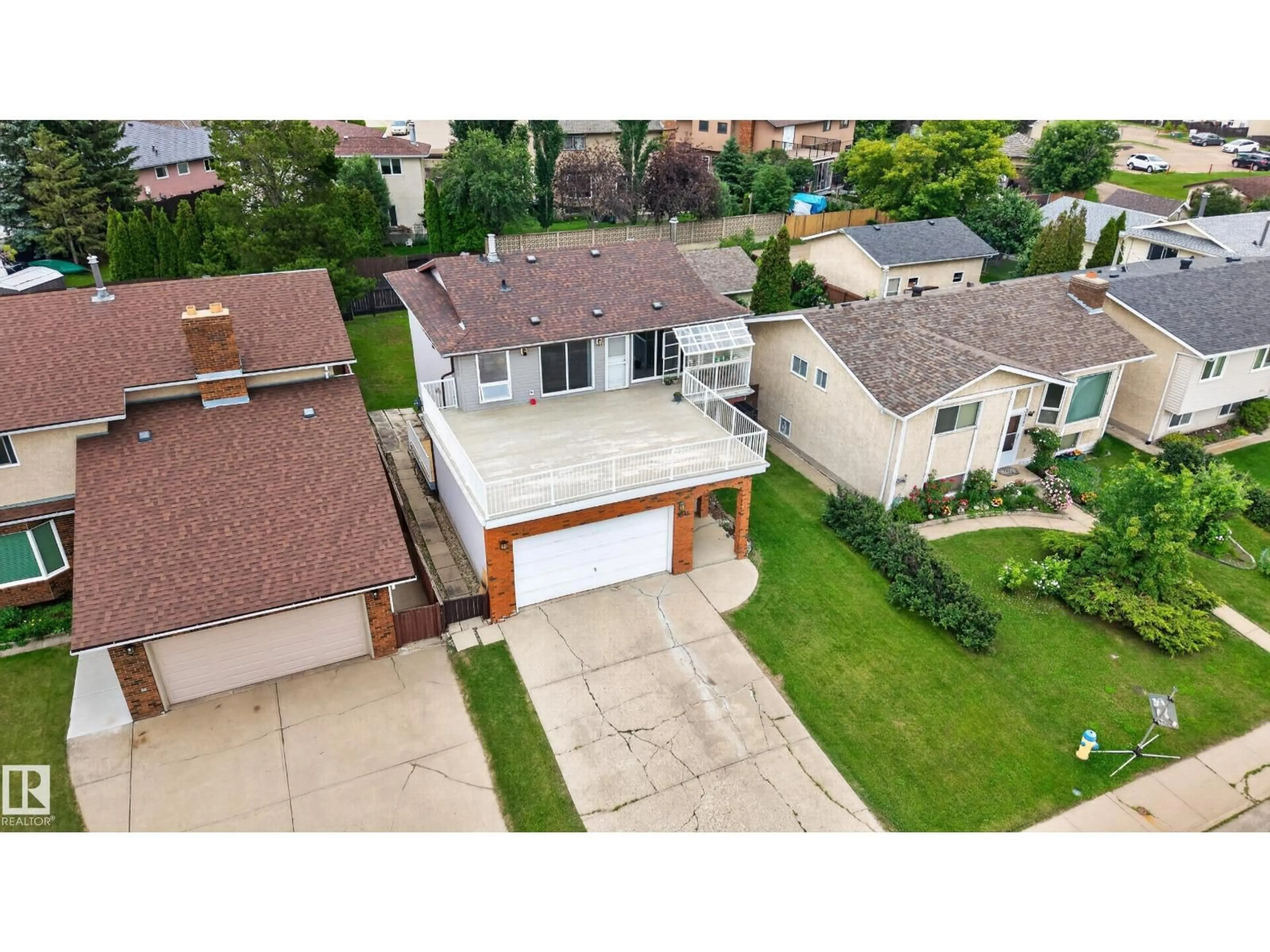 A pic from outside/outdoor area/front of a property/back of a property/a pic from drone, street for 3841 62 ST, Edmonton Alberta T6L1A4