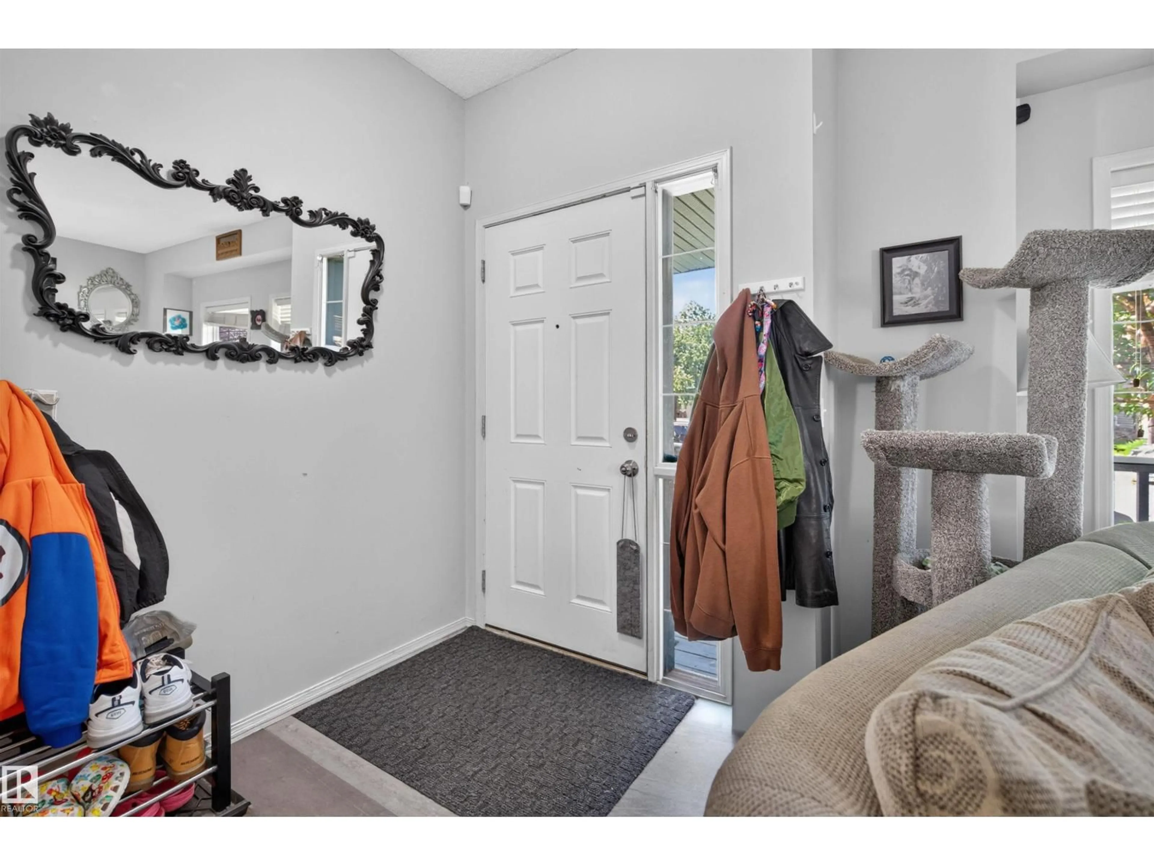 Indoor entryway for 9110 SCOTT CR, Edmonton Alberta T6R0E7