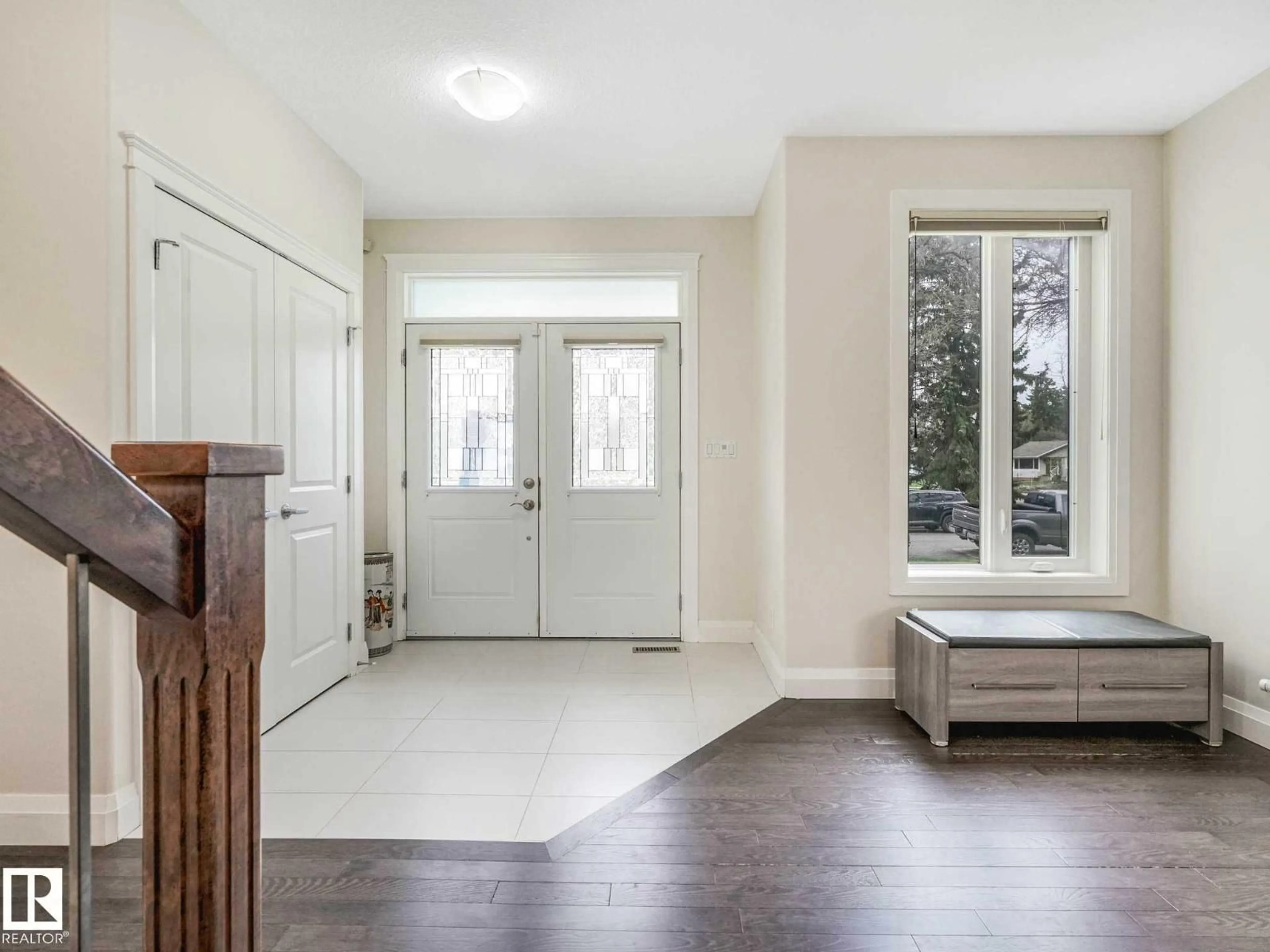 Indoor entryway for 9330 83 ST, Edmonton Alberta T6C2Z7