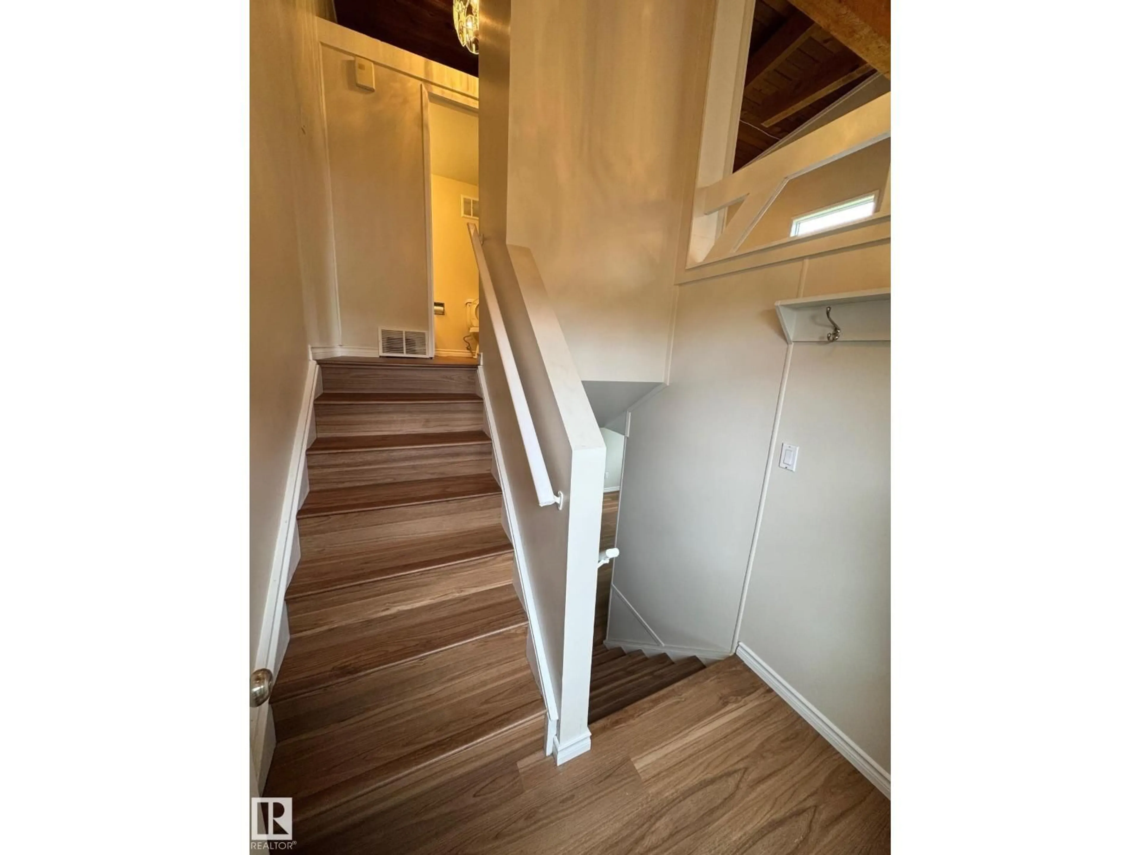 Stairs for 482 LEE RIDGE RD, Edmonton Alberta T6K2K3