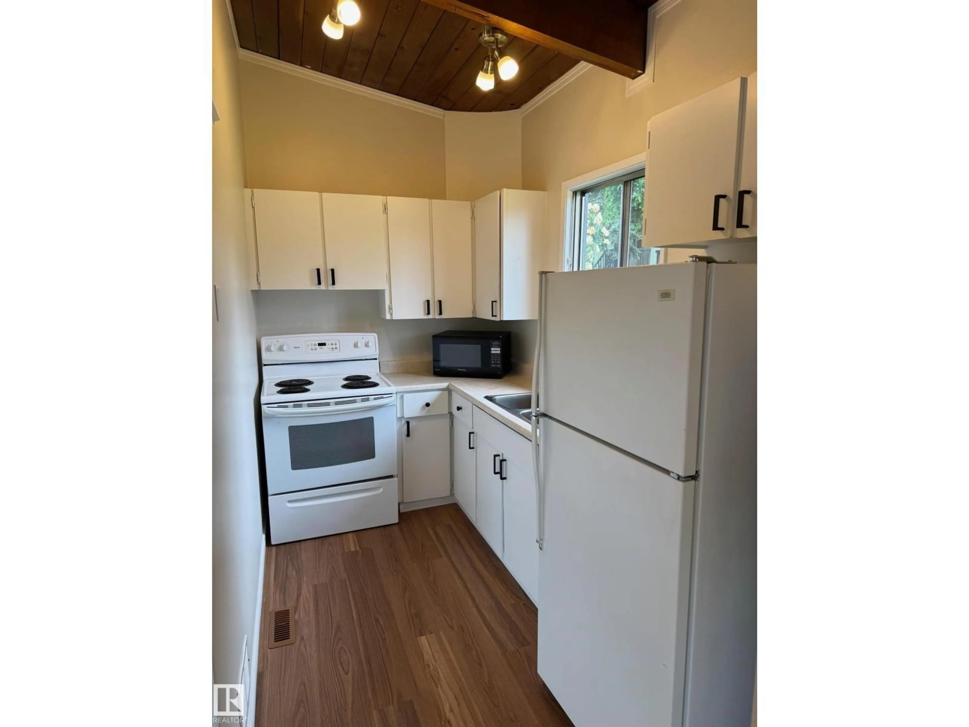 Standard kitchen, wood/laminate floor for 482 LEE RIDGE RD, Edmonton Alberta T6K2K3