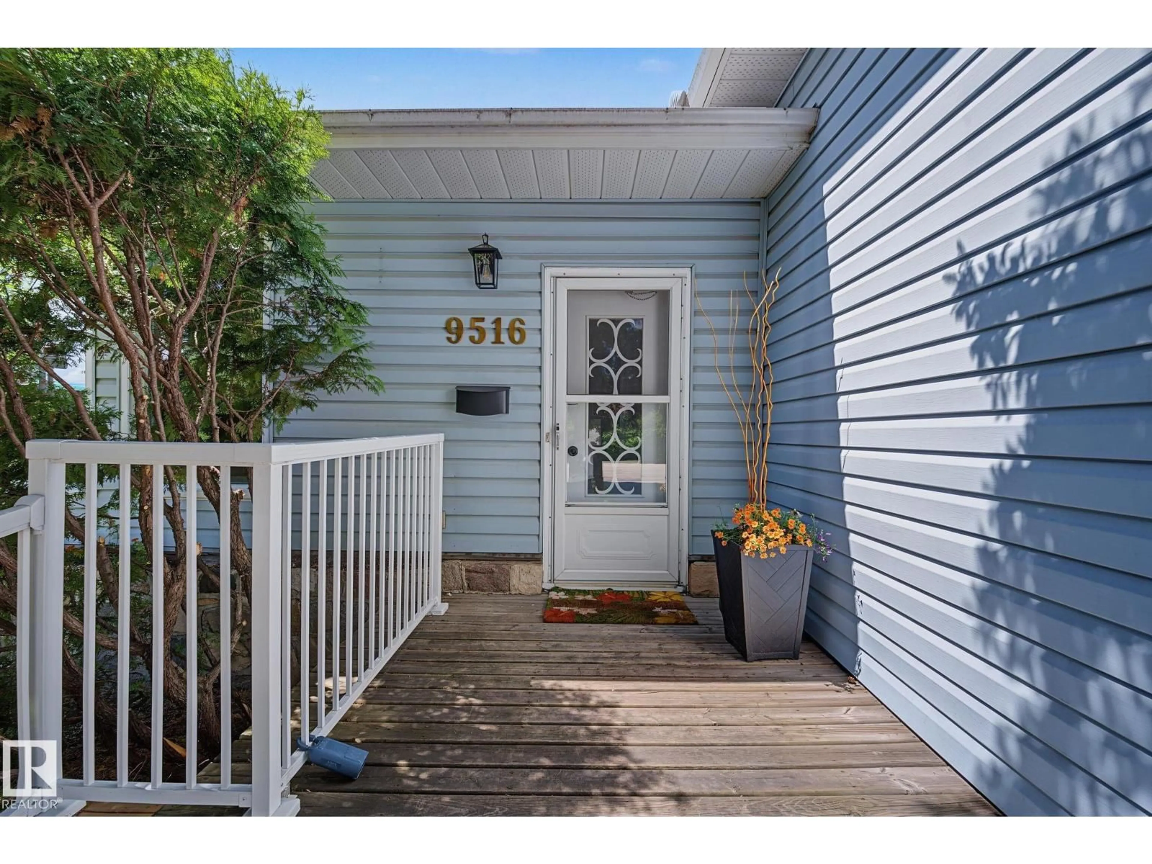 Indoor entryway for 9516 146 ST, Edmonton Alberta T5R1X4