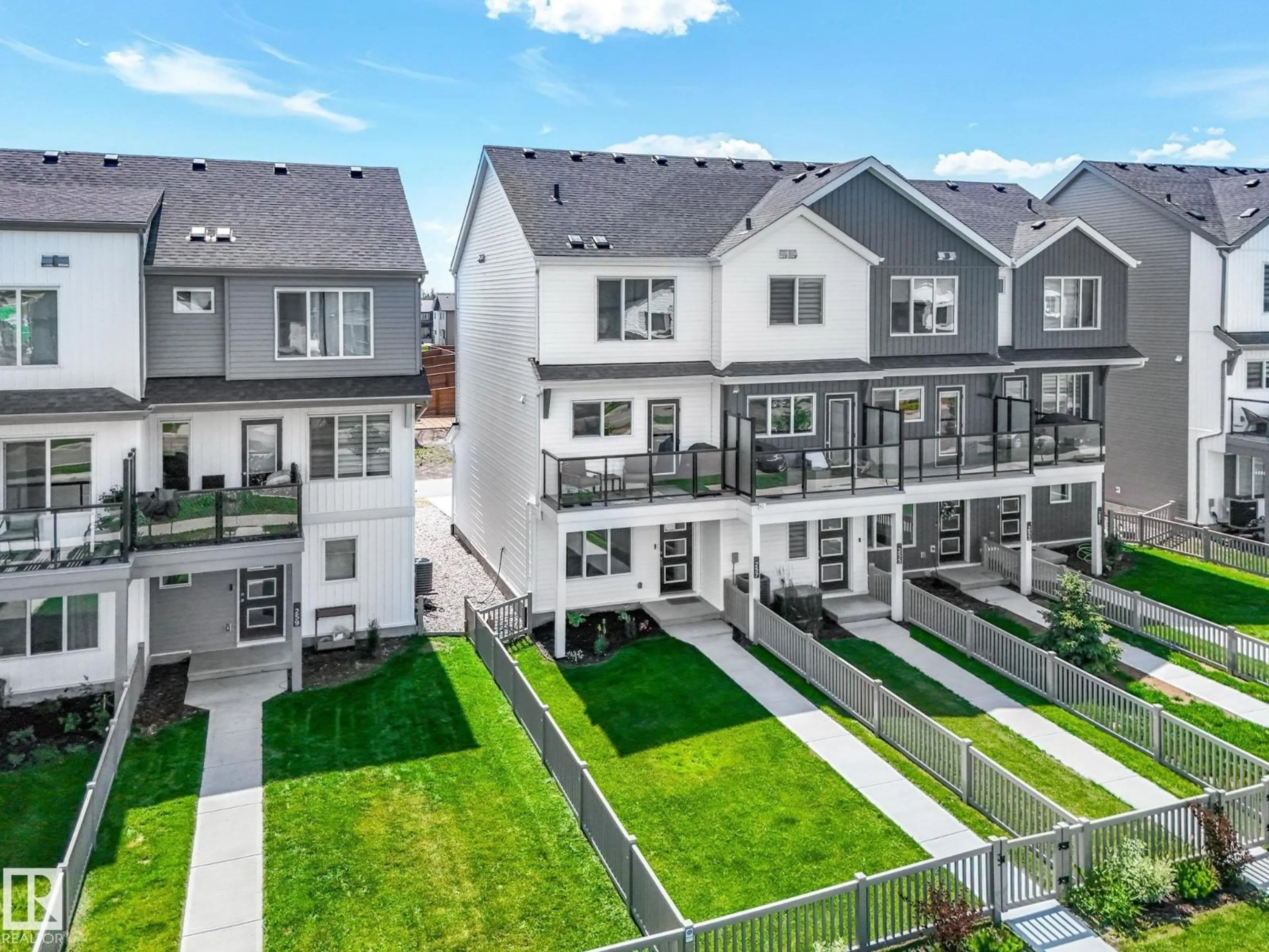 A pic from outside/outdoor area/front of a property/back of a property/a pic from drone, street for 257 MARQUIS BV, Edmonton Alberta T5Y4E7