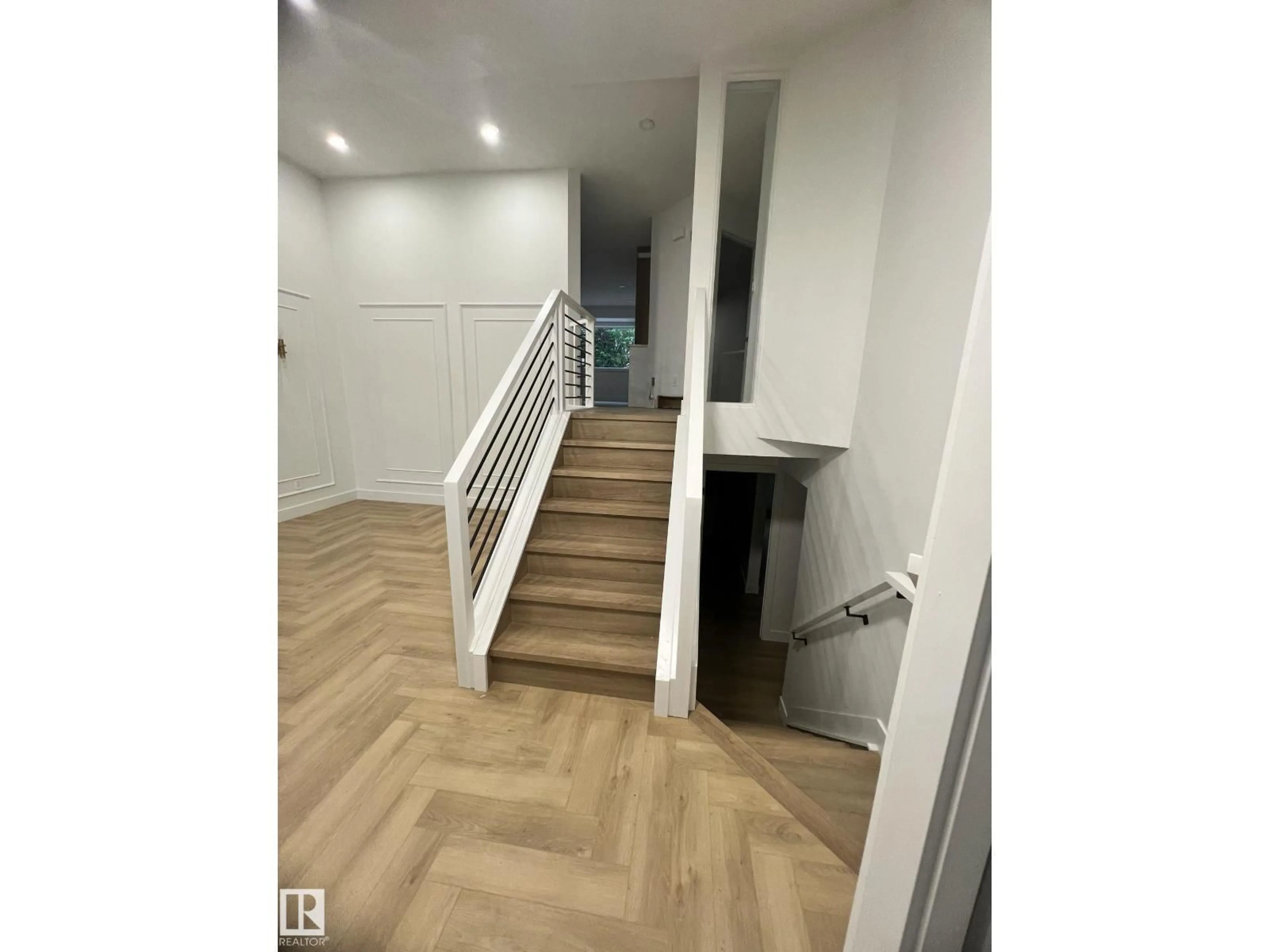 Stairs for 3320 43 ST, Edmonton Alberta T6L6A4