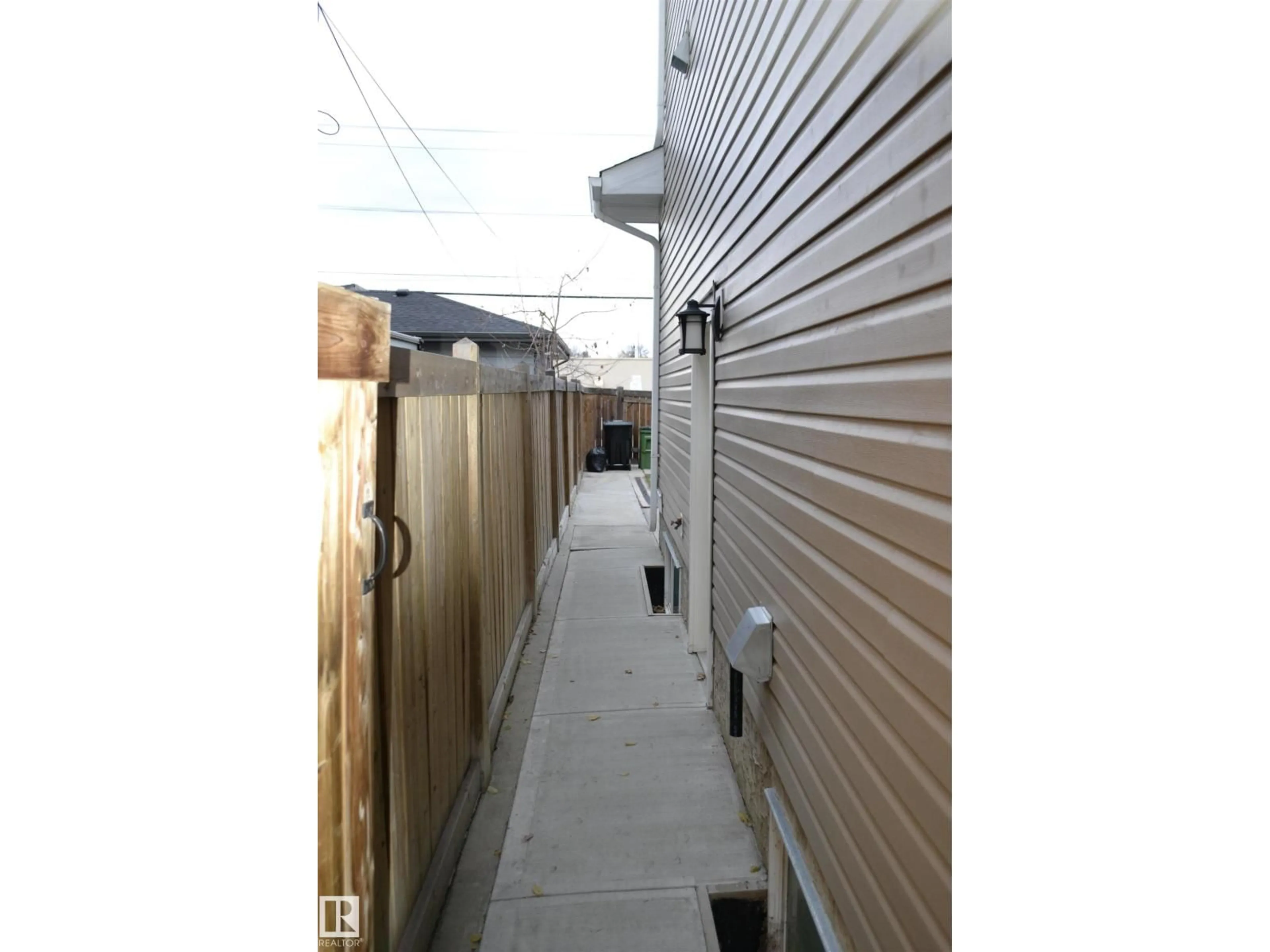 Patio, street for 8952 81 AV, Edmonton Alberta T6C0W8