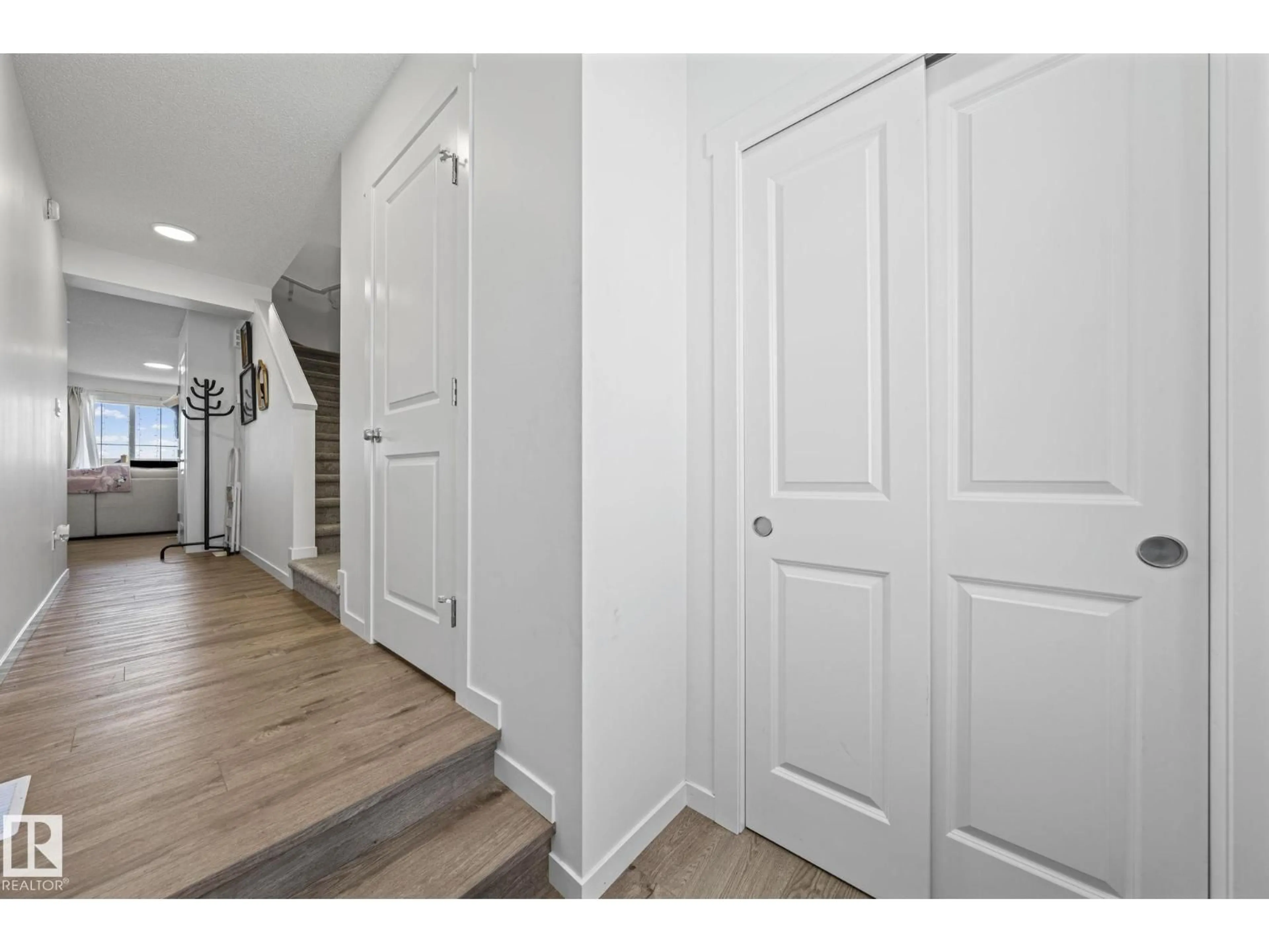 Indoor entryway for 16 19904 31 AV NW, Edmonton Alberta T6M1N7