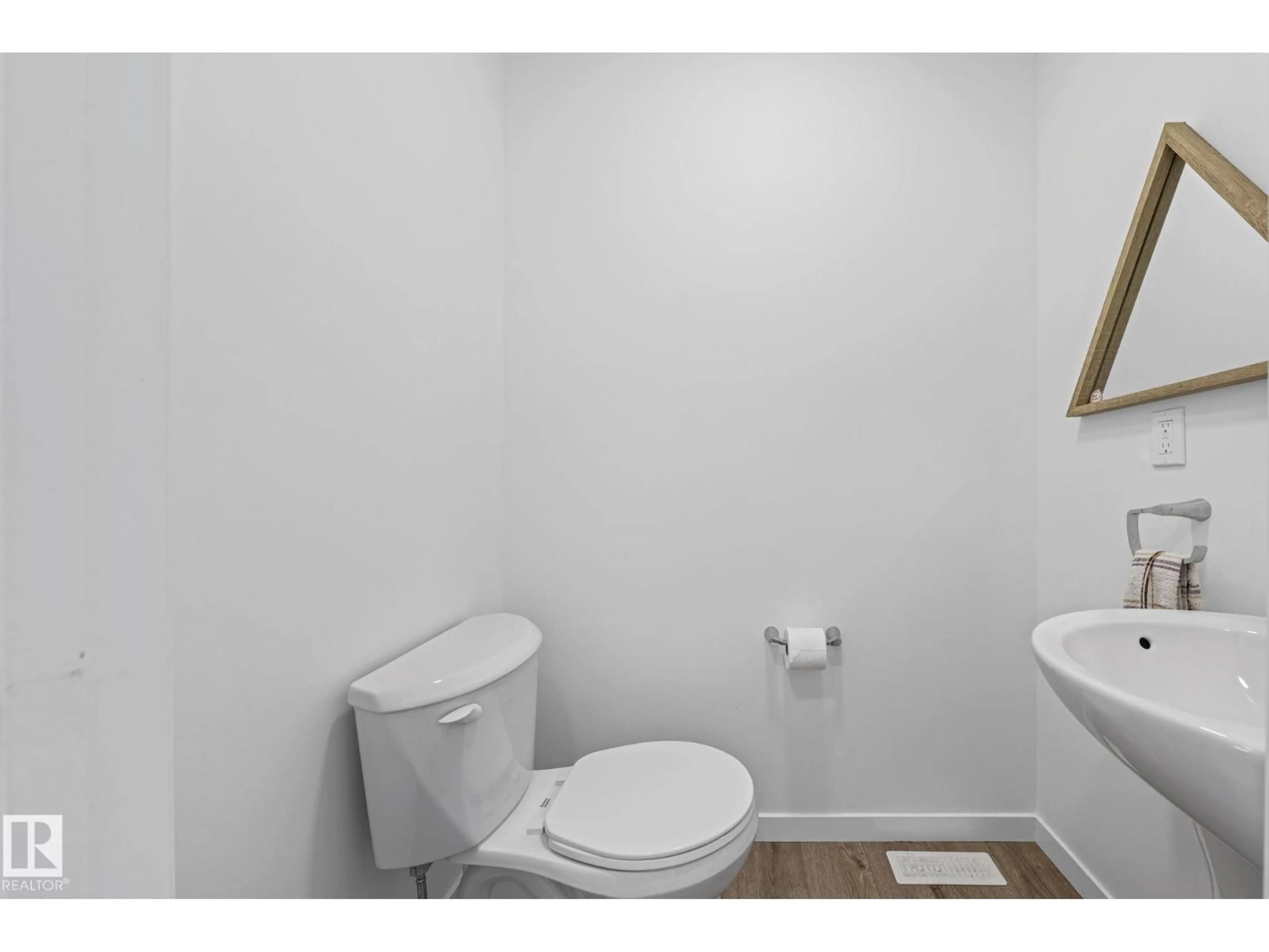 A pic of a room for 16 19904 31 AV NW, Edmonton Alberta T6M1N7