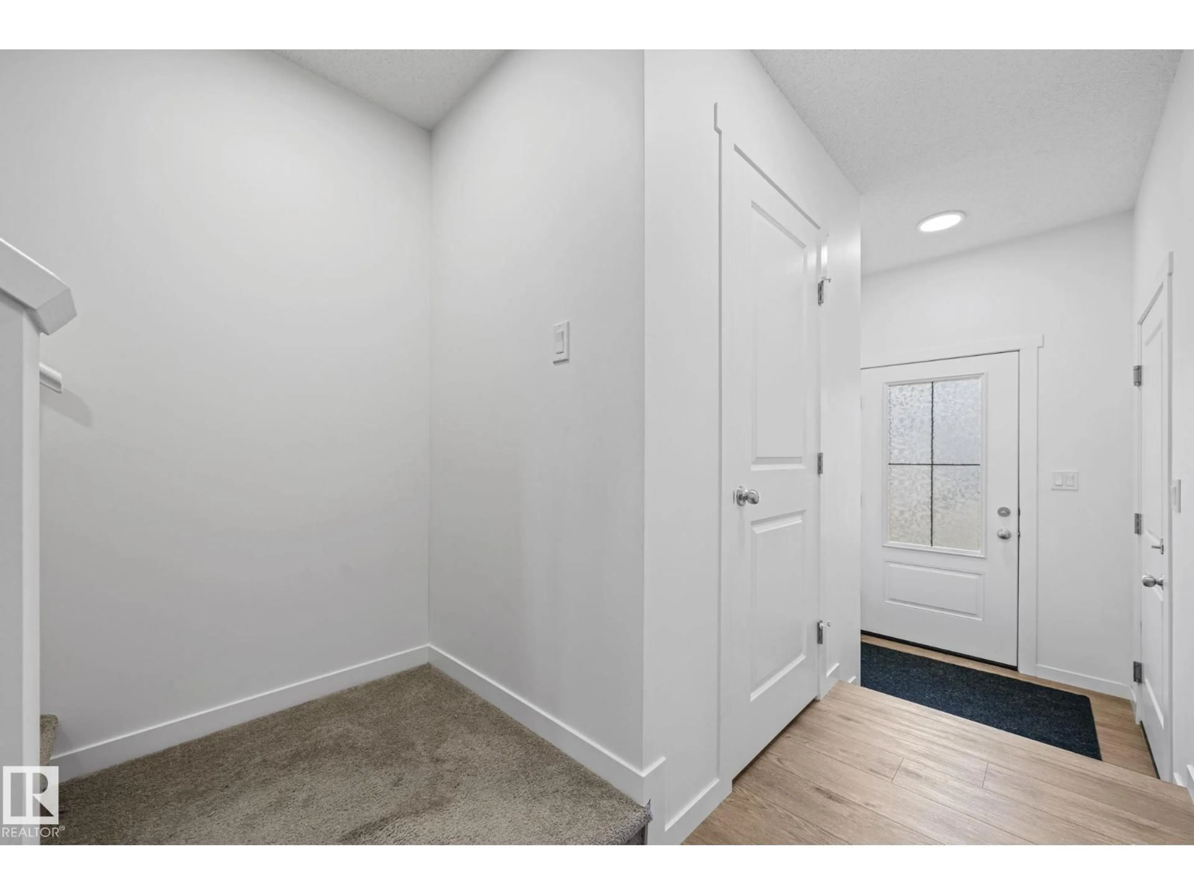 Indoor entryway for 16 19904 31 AV NW, Edmonton Alberta T6M1N7