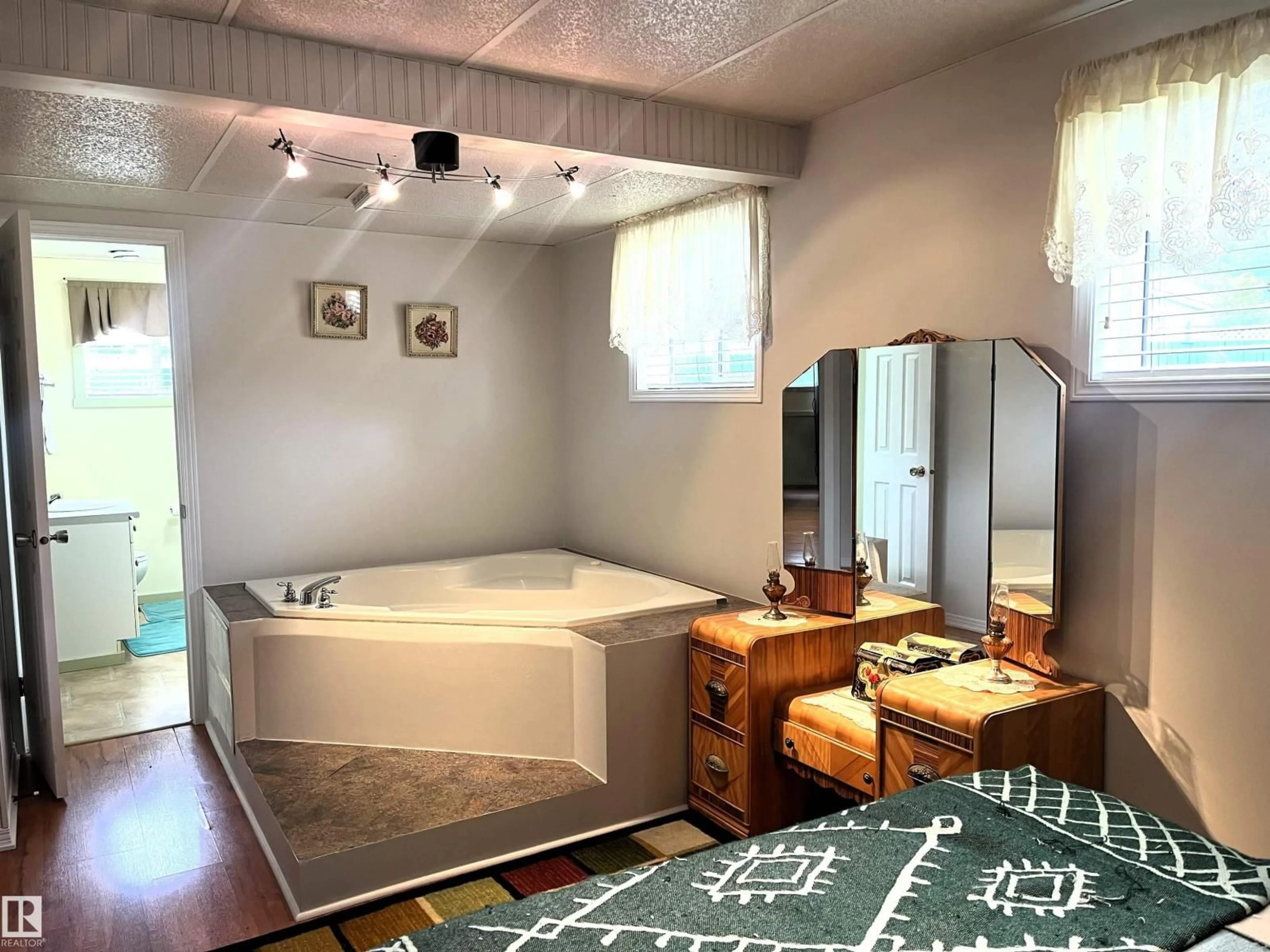 Standard bathroom, ceramic/tile floor for 4914 51 AVE, Entwistle Alberta T0E0S0