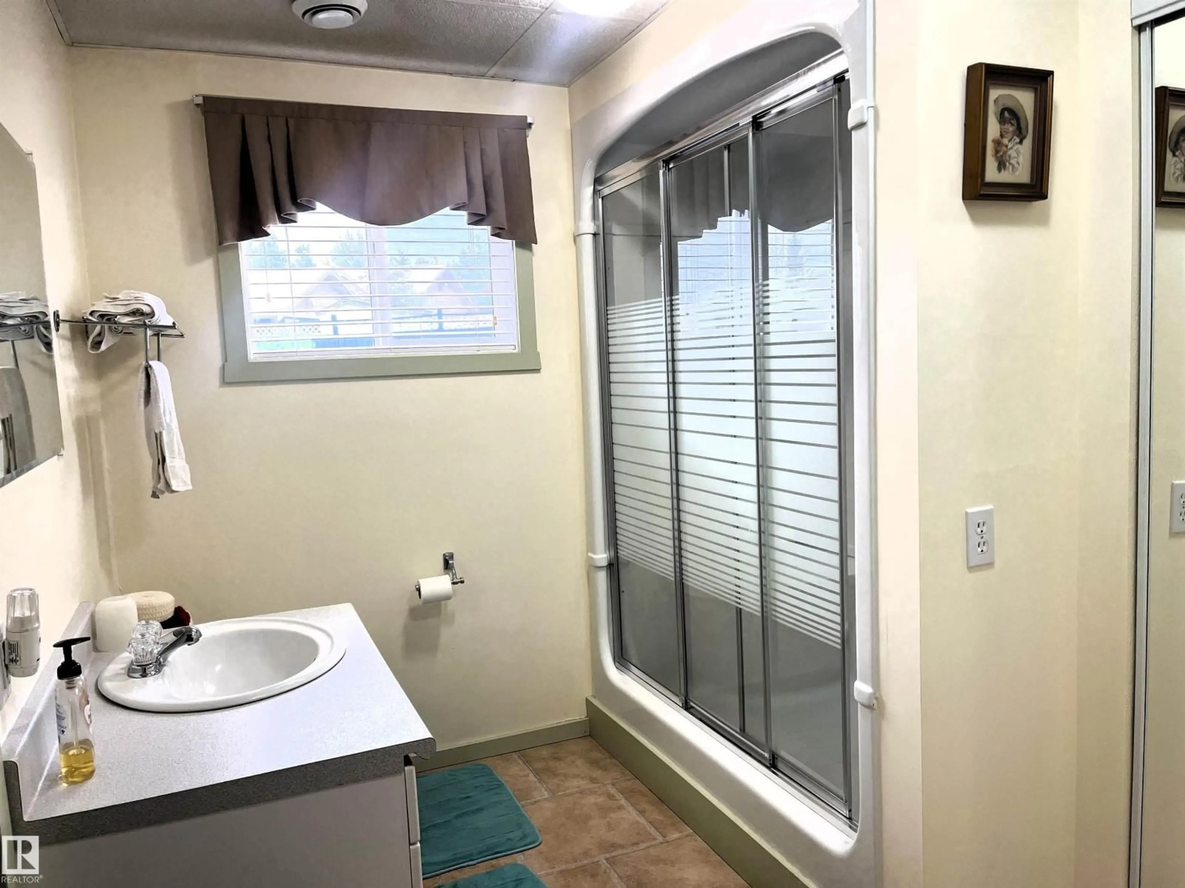 Standard bathroom, ceramic/tile floor for 4914 51 AVE, Entwistle Alberta T0E0S0