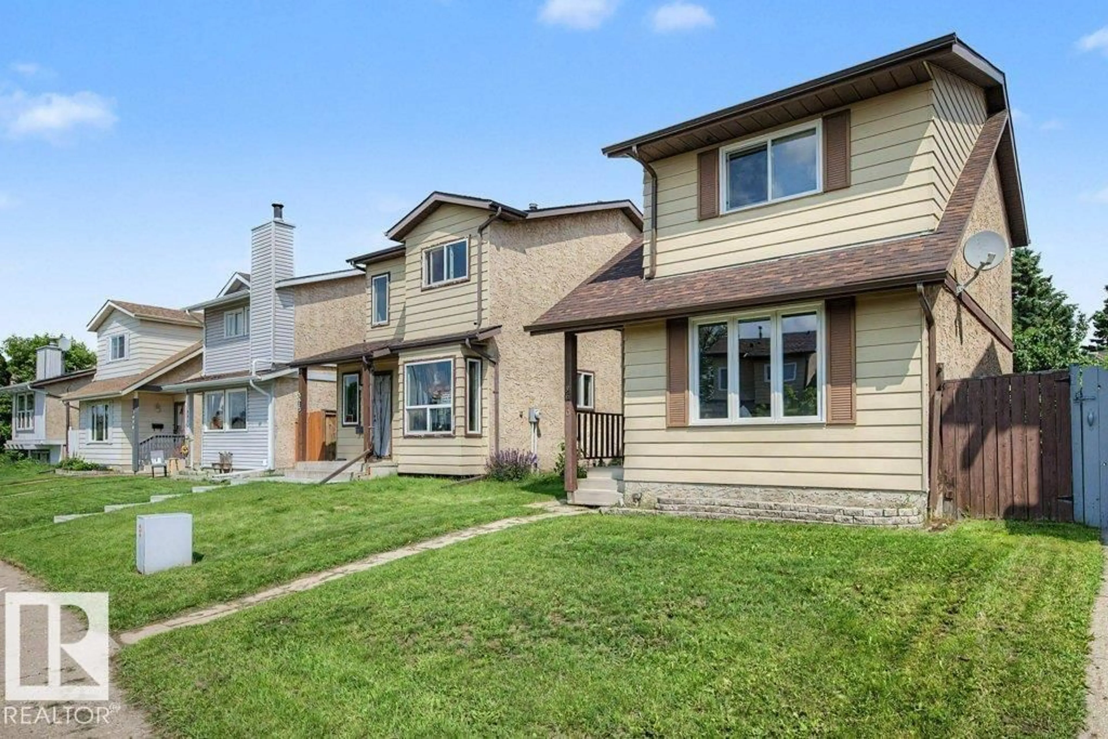 Home with vinyl exterior material, street for 3610 42 AV, Edmonton Alberta T6L5C8