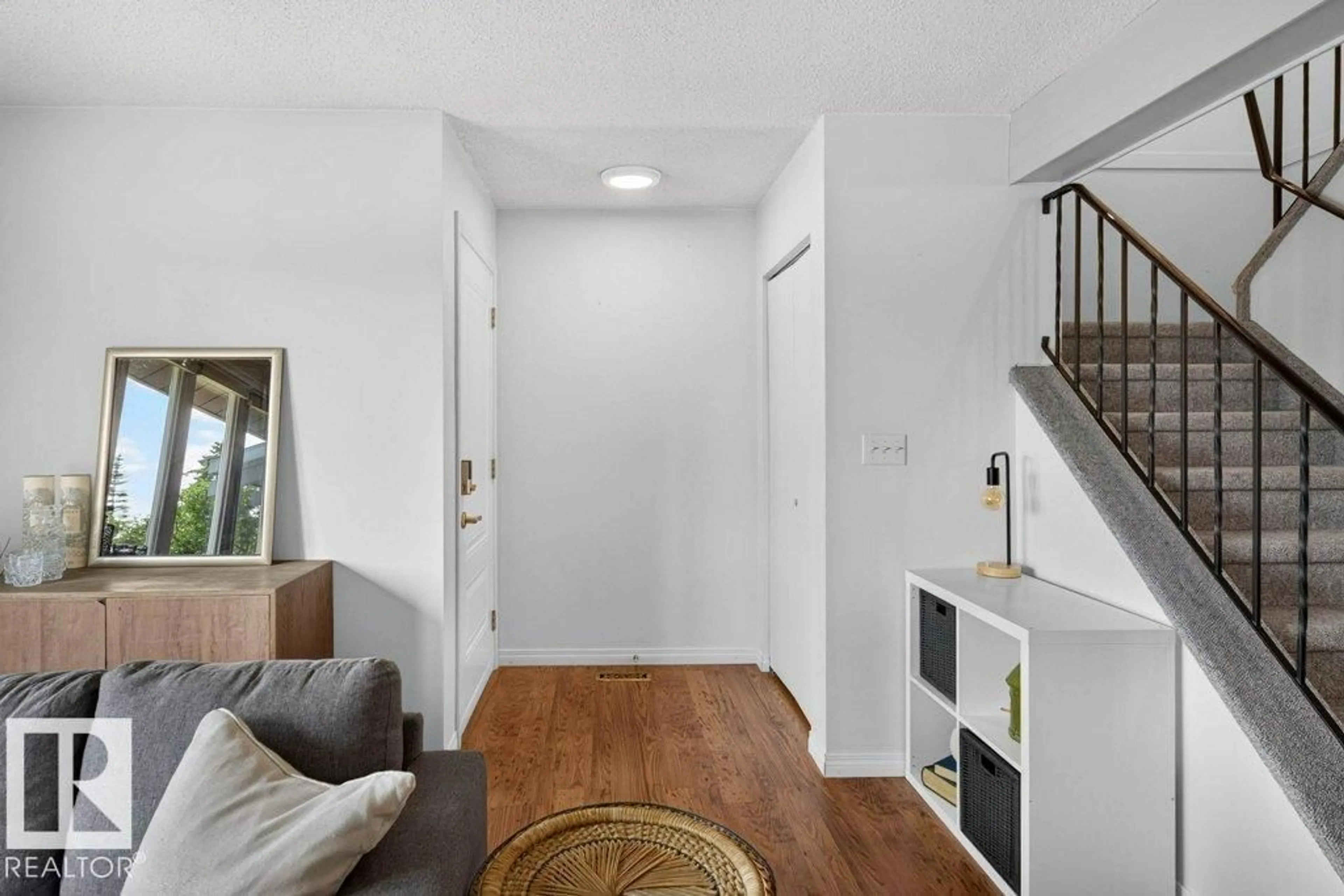 Indoor entryway for 3610 42 AV, Edmonton Alberta T6L5C8