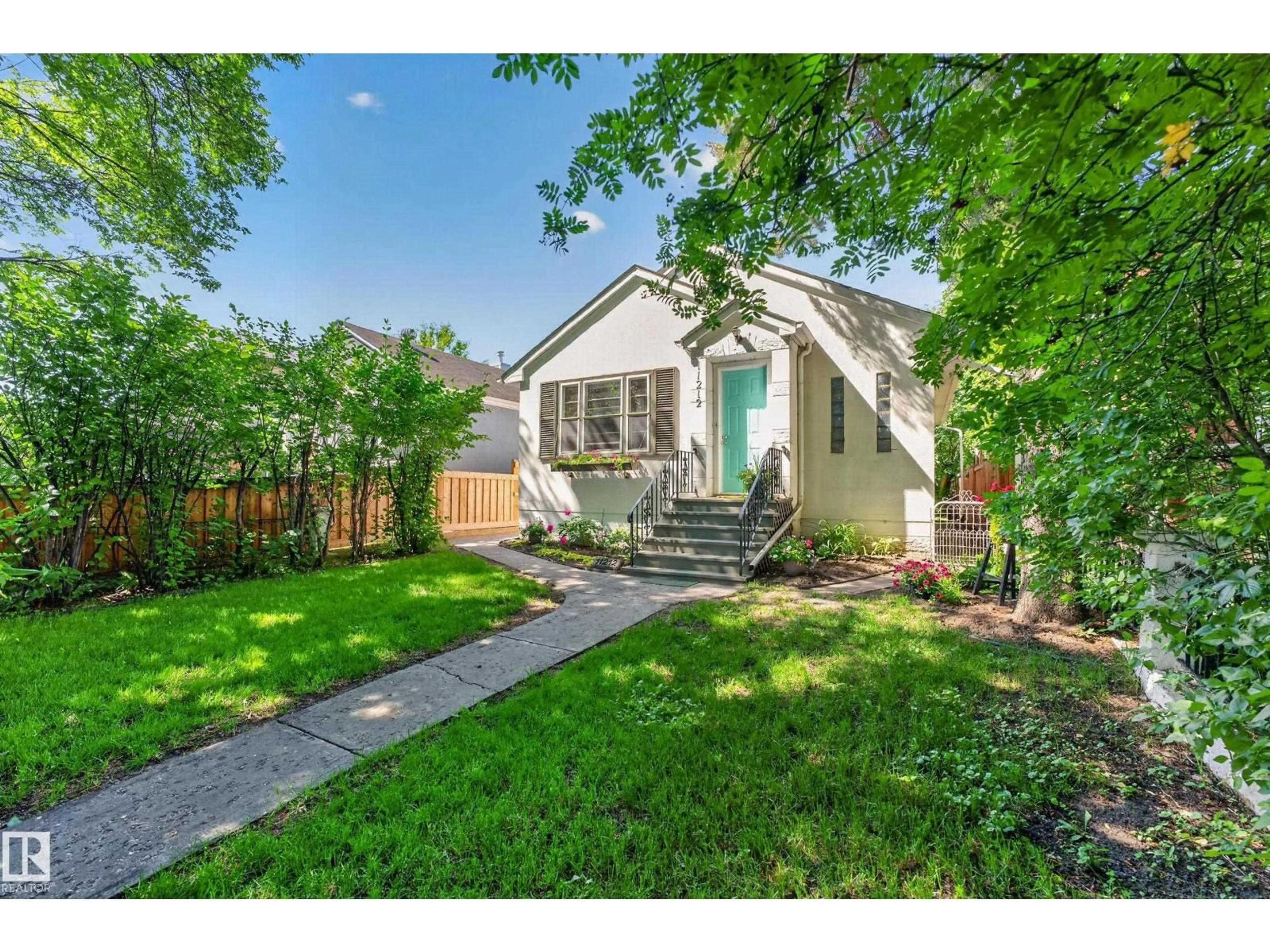 A pic from outside/outdoor area/front of a property/back of a property/a pic from drone, street for NW - 11212 66 ST, Edmonton Alberta T5B1H3