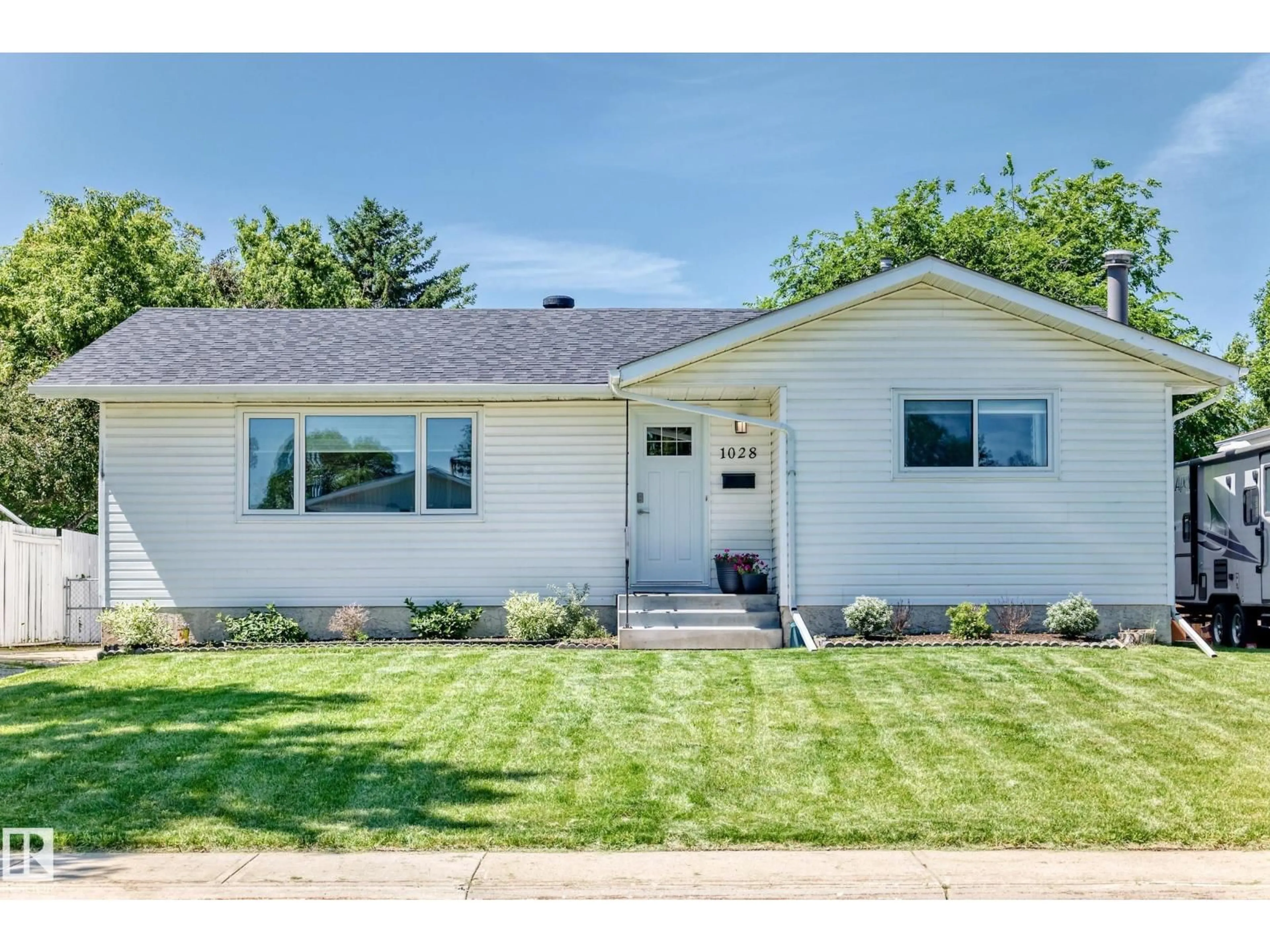 Home with vinyl exterior material, street for 1028 MONY PENNY CR, Sherwood Park Alberta T8A1C3
