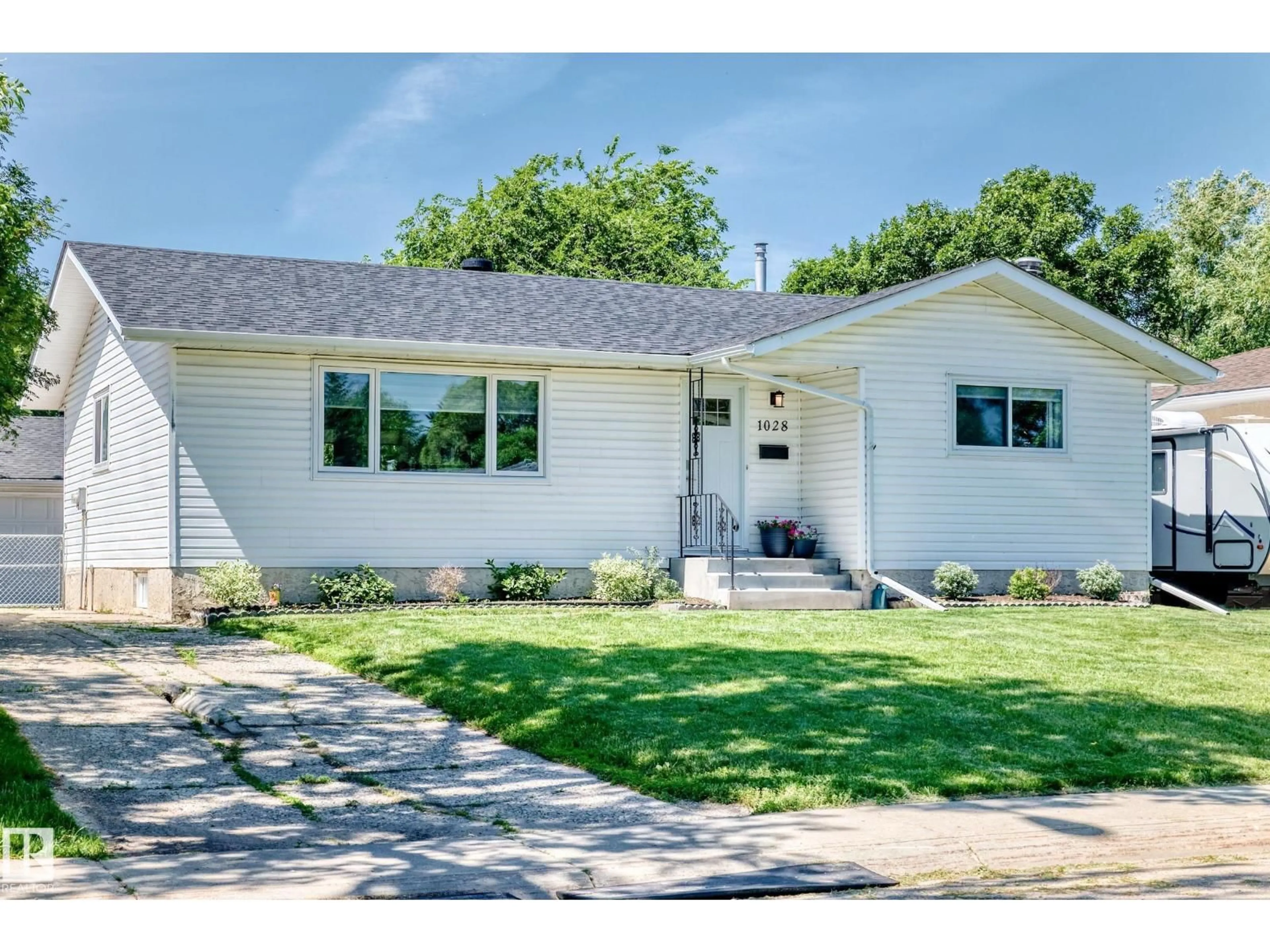 Home with vinyl exterior material, street for 1028 MONY PENNY CR, Sherwood Park Alberta T8A1C3
