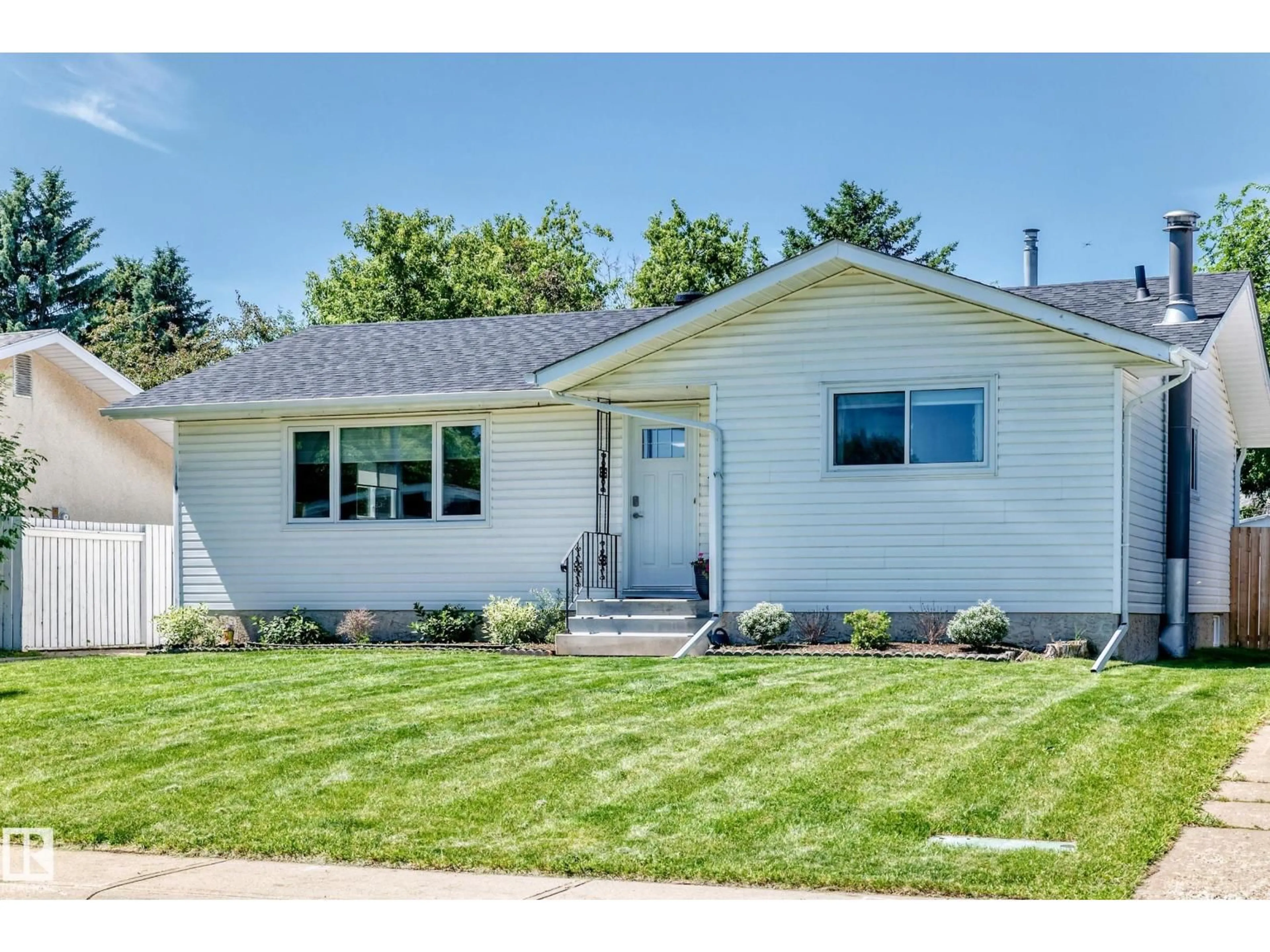 Home with vinyl exterior material, street for 1028 MONY PENNY CR, Sherwood Park Alberta T8A1C3