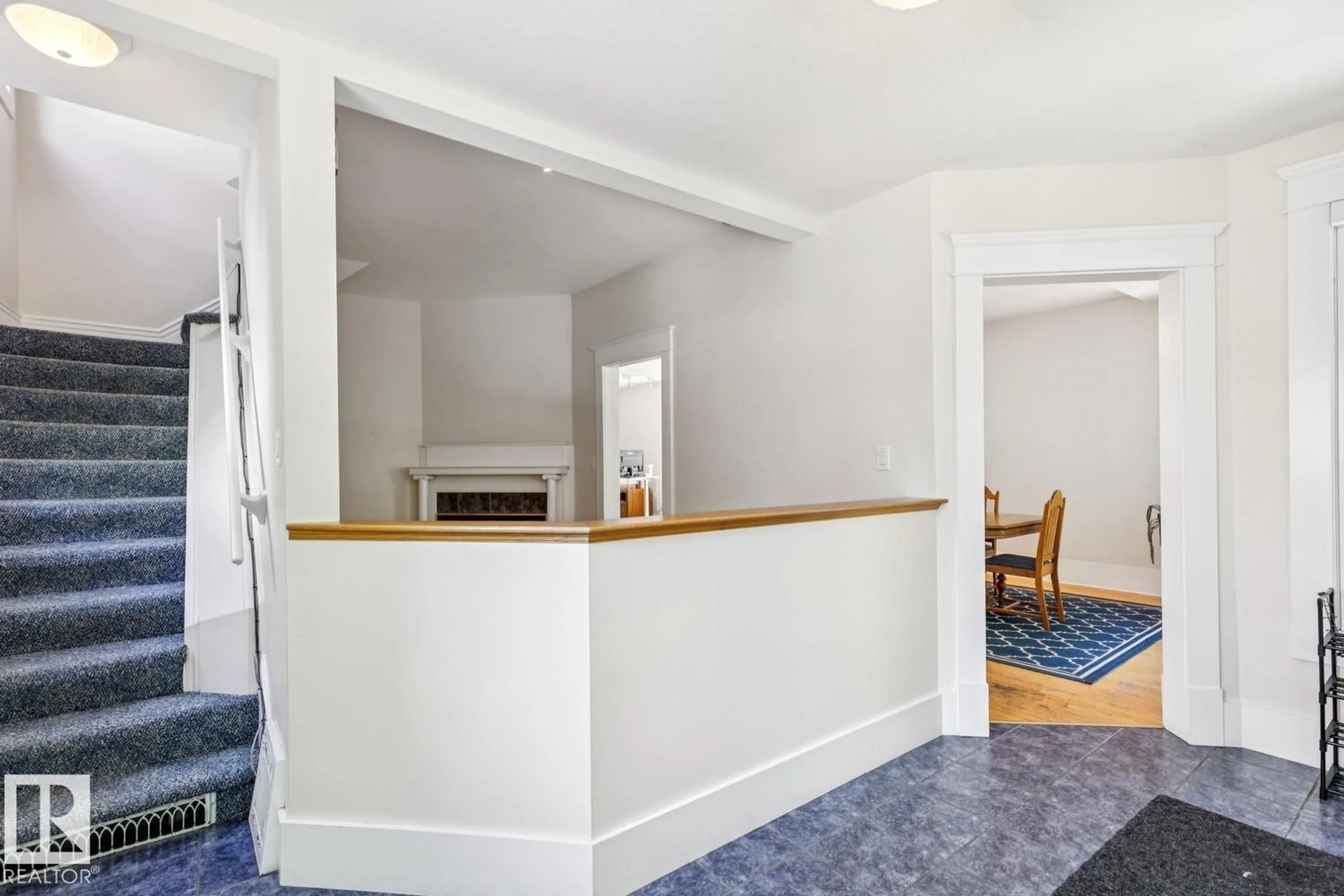 Indoor foyer for NW - 11223 99 AV, Edmonton Alberta T5K0G9