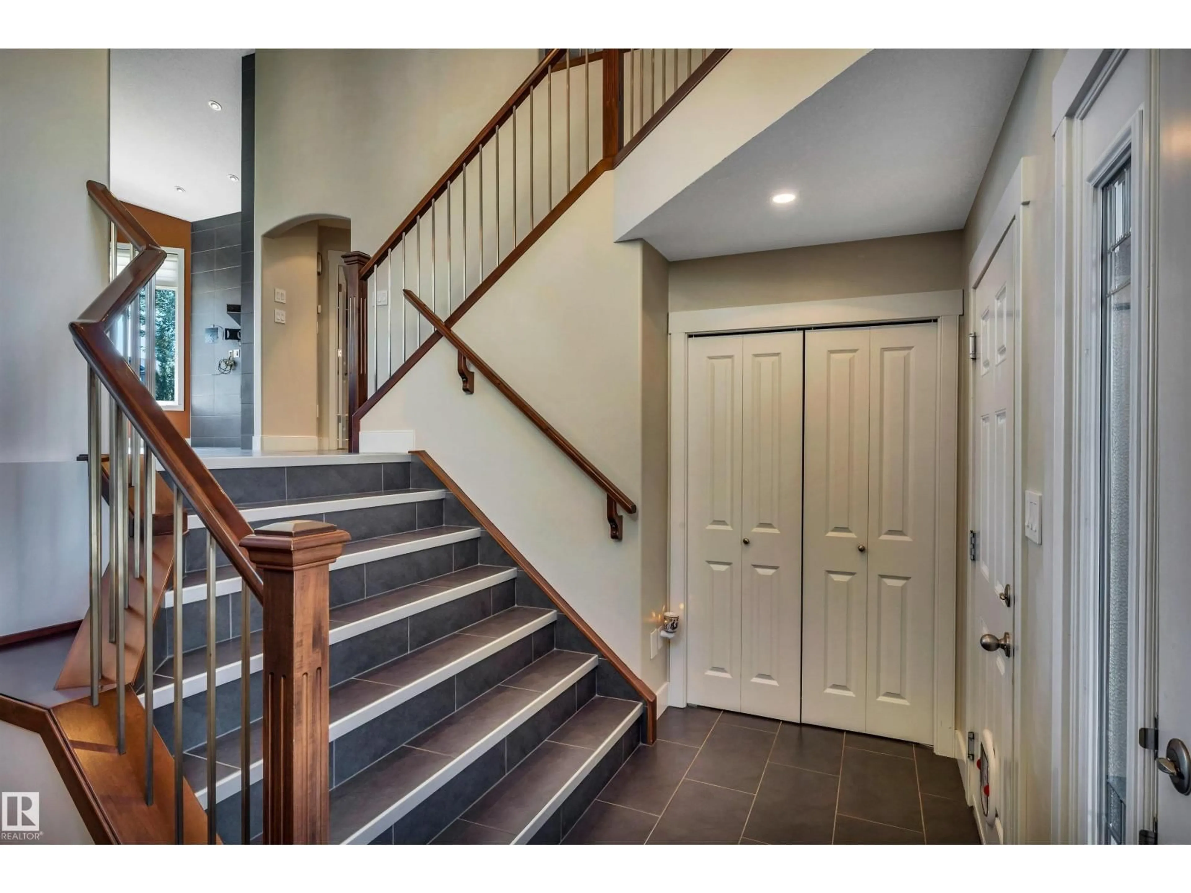 Indoor entryway for 9 SHOREWOOD CR, Leduc Alberta T9E0K9