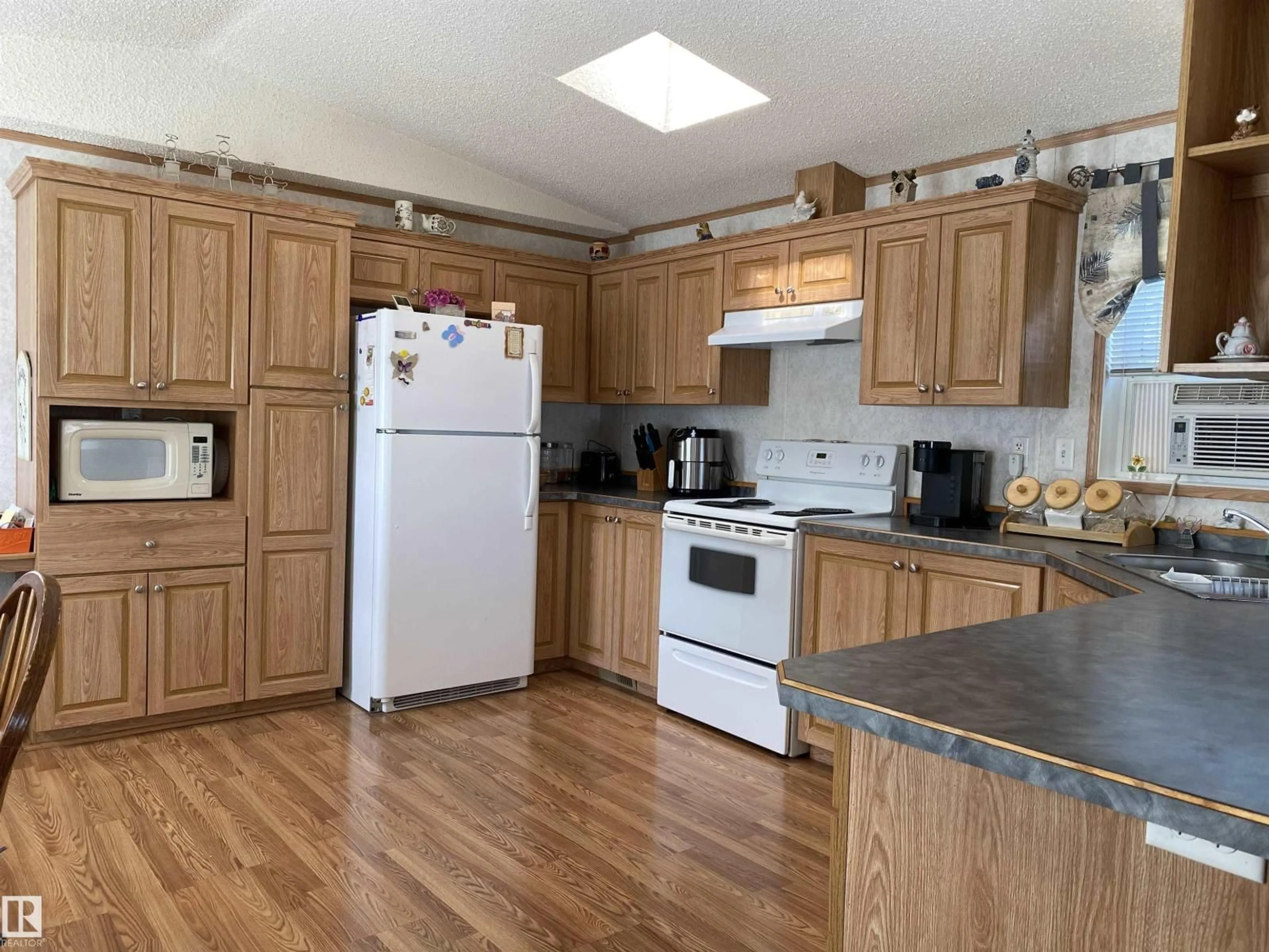 Standard kitchen, unknown for 320 EVERGREEN PA, Edmonton Alberta T5Y4M2