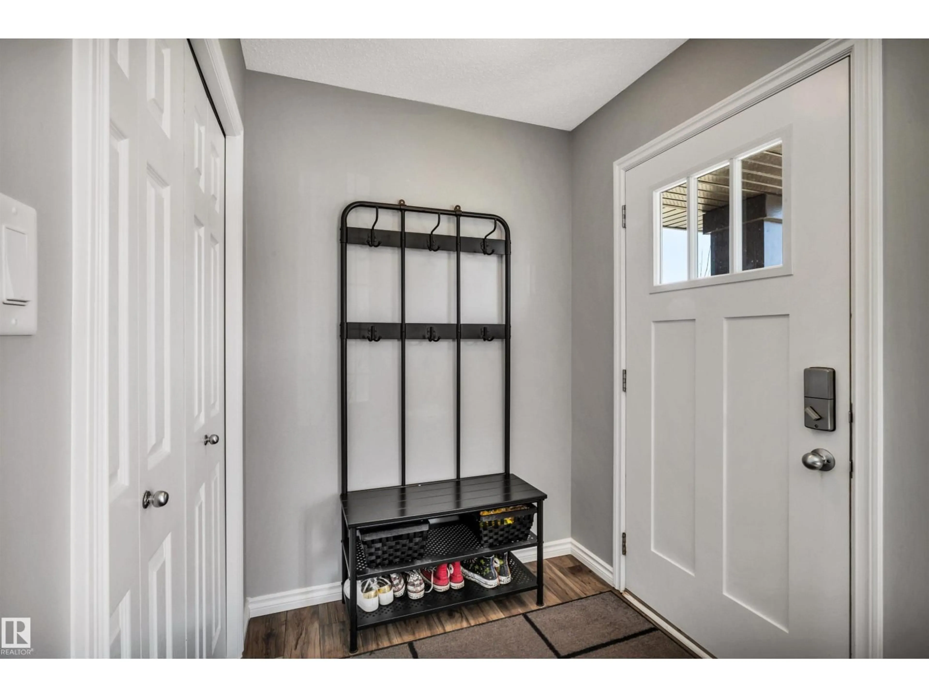 Indoor entryway for 2424 WONNACOTT CO, Edmonton Alberta T6X2K5