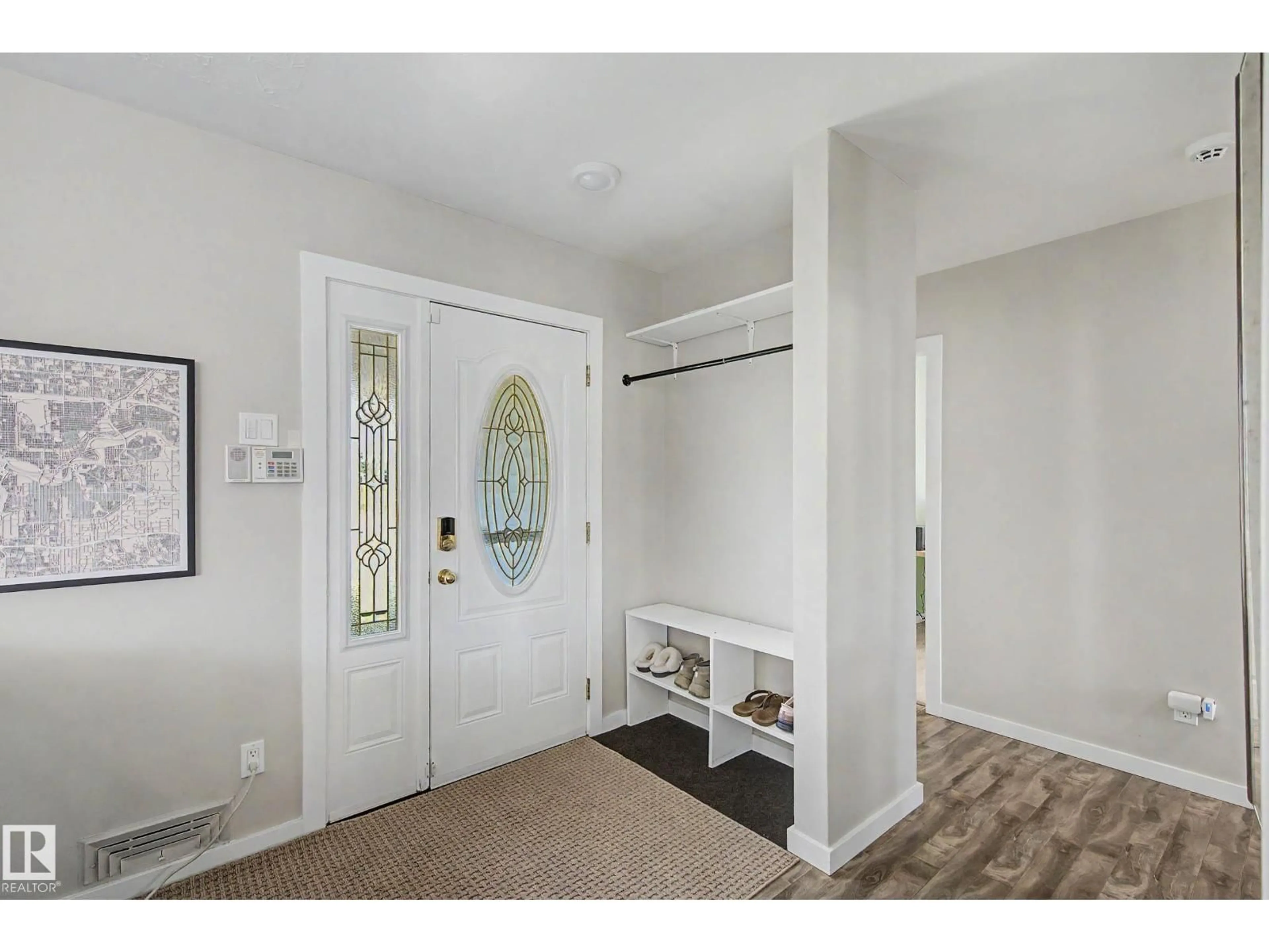 Indoor entryway for 5407 106 AV, Edmonton Alberta T6A1G1